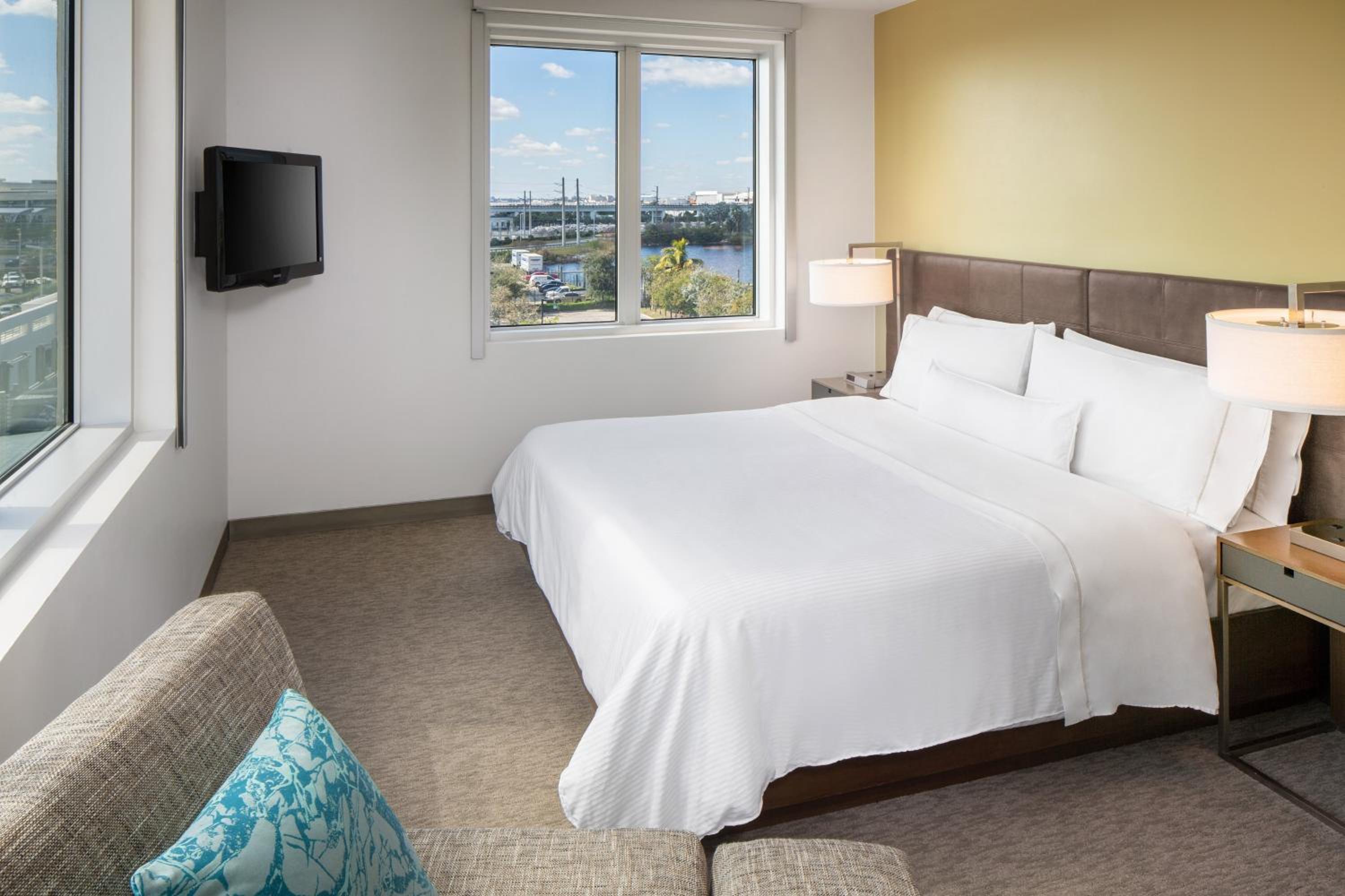 Executive King Suite with Sofa Bed & City View (Corner Room)