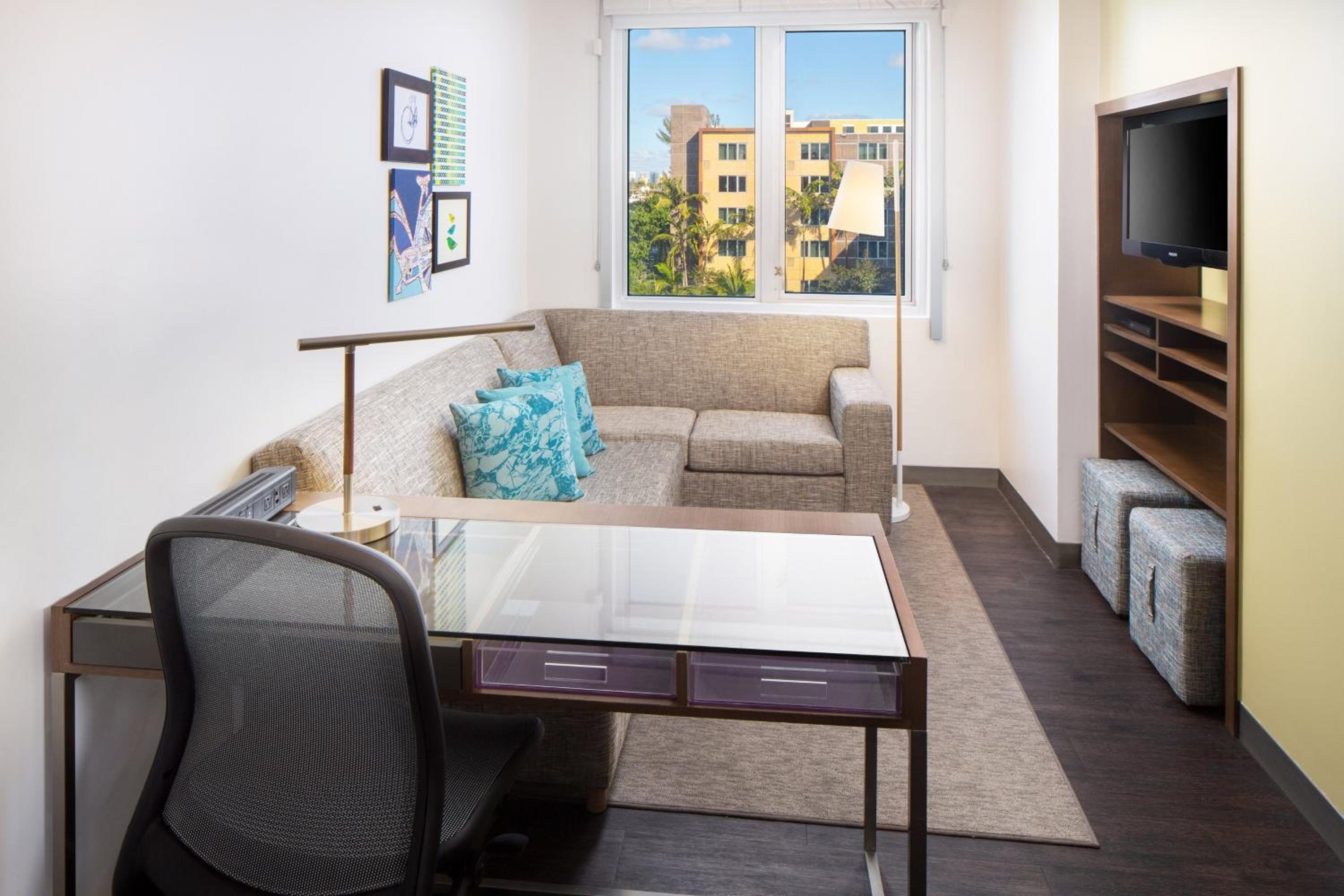 One-Bedroom King Suite with Sofa Bed photo 2