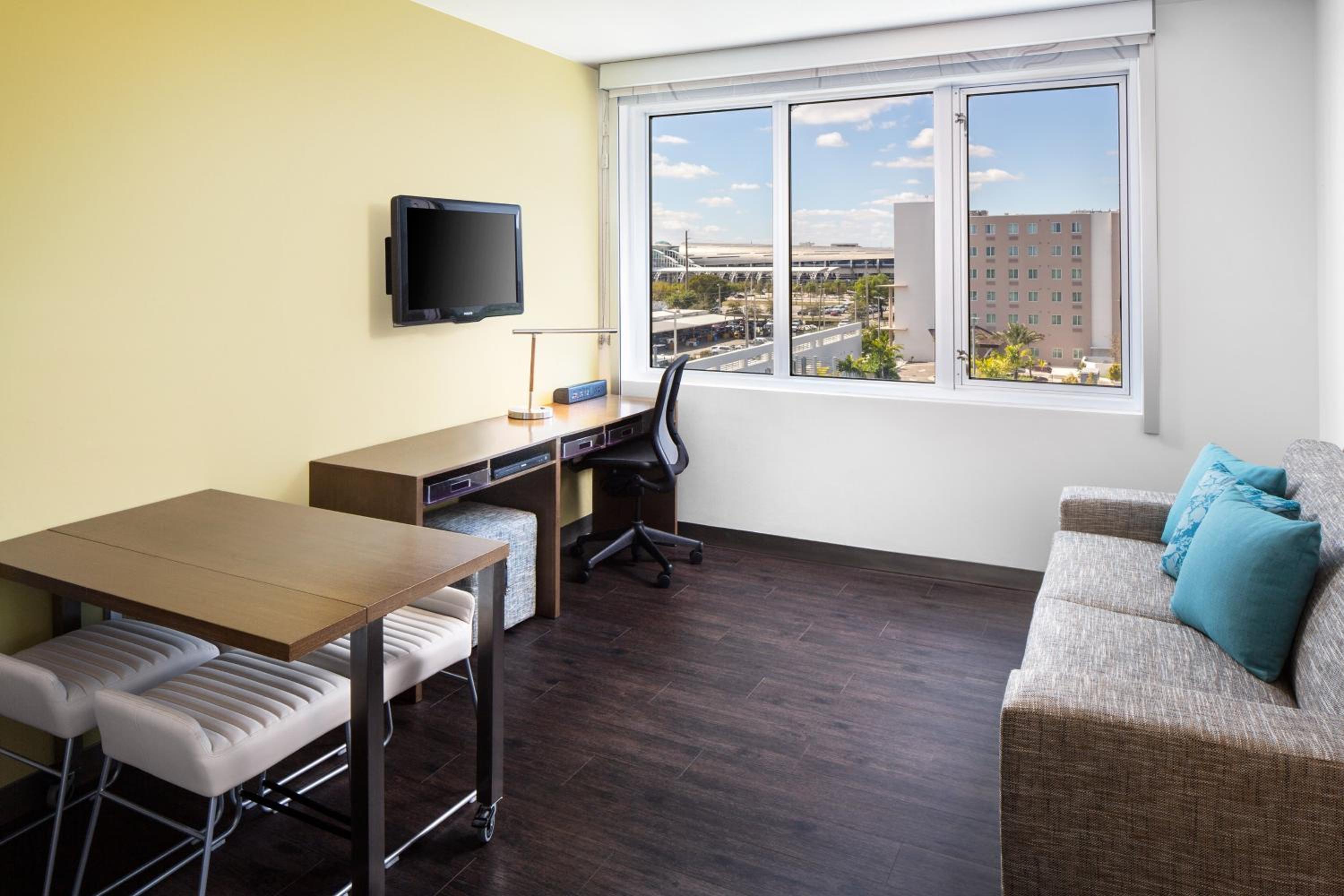 Executive King Suite with Sofa Bed & City View (Corner Room) photo 2