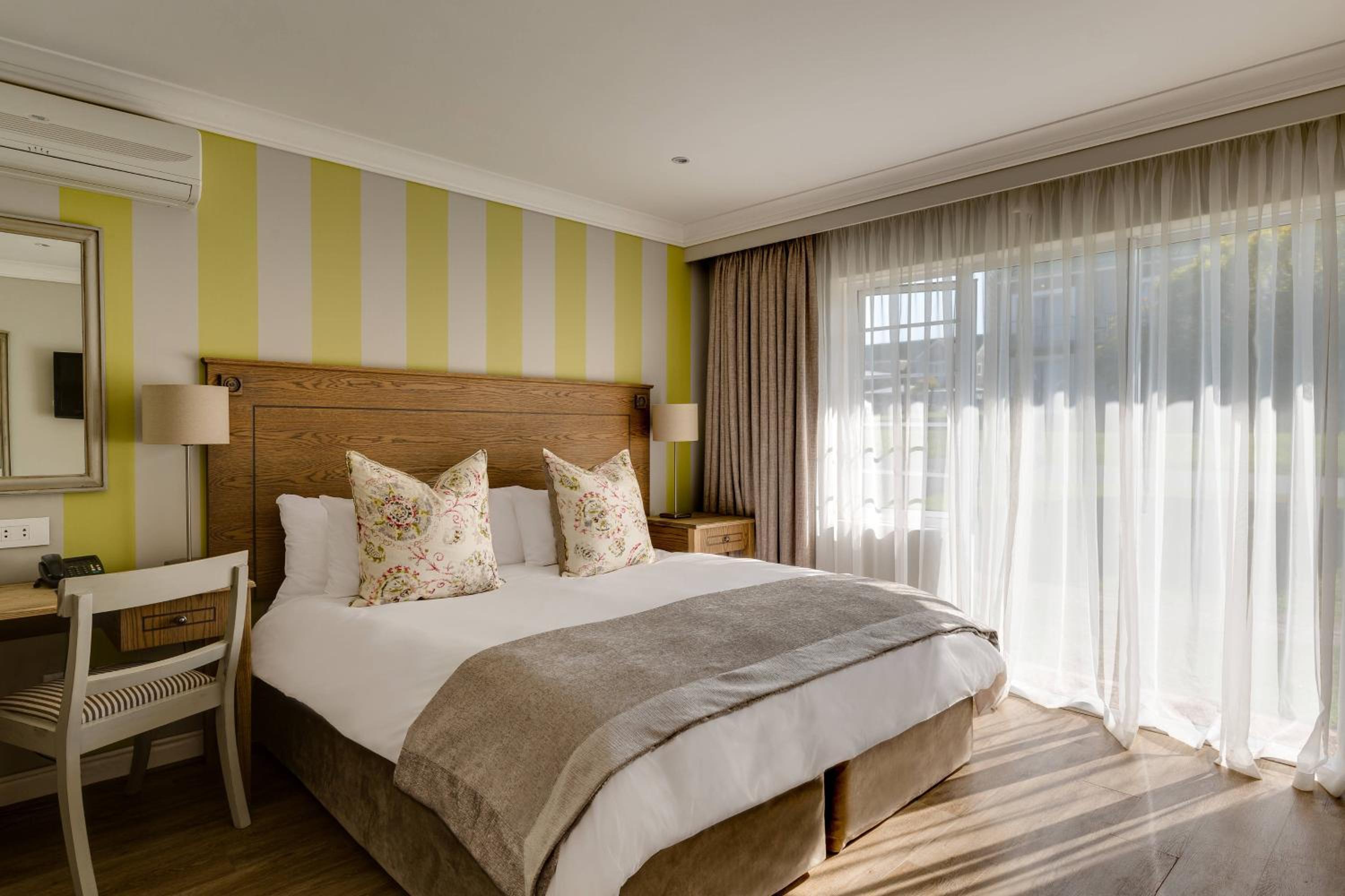 Deluxe Guest room, 1 King - Photo 7