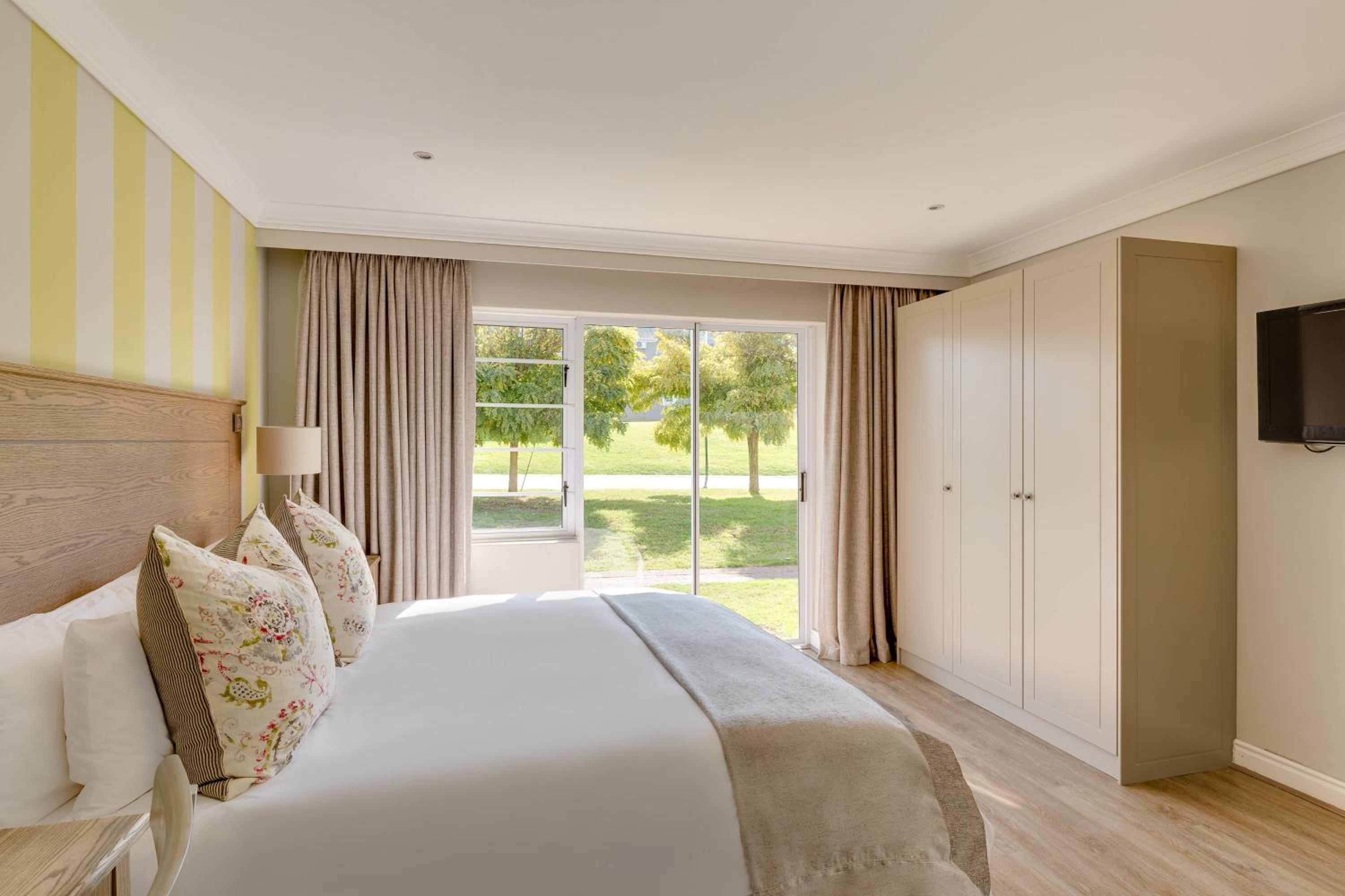 Deluxe Guest room, 1 King - Photo 8