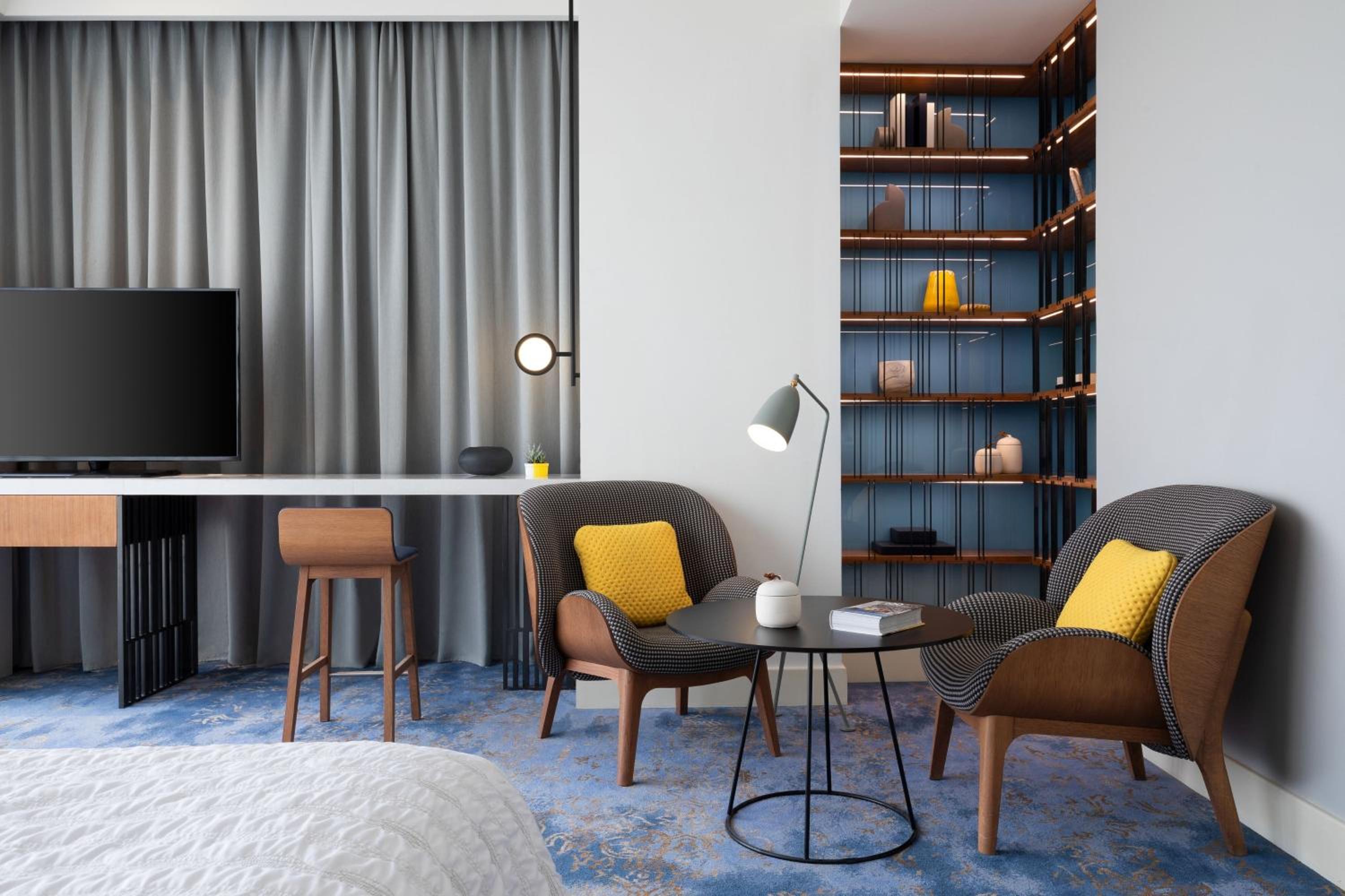 Junior Suite, Club lounge access, Suite, 1 King thumbnail 6