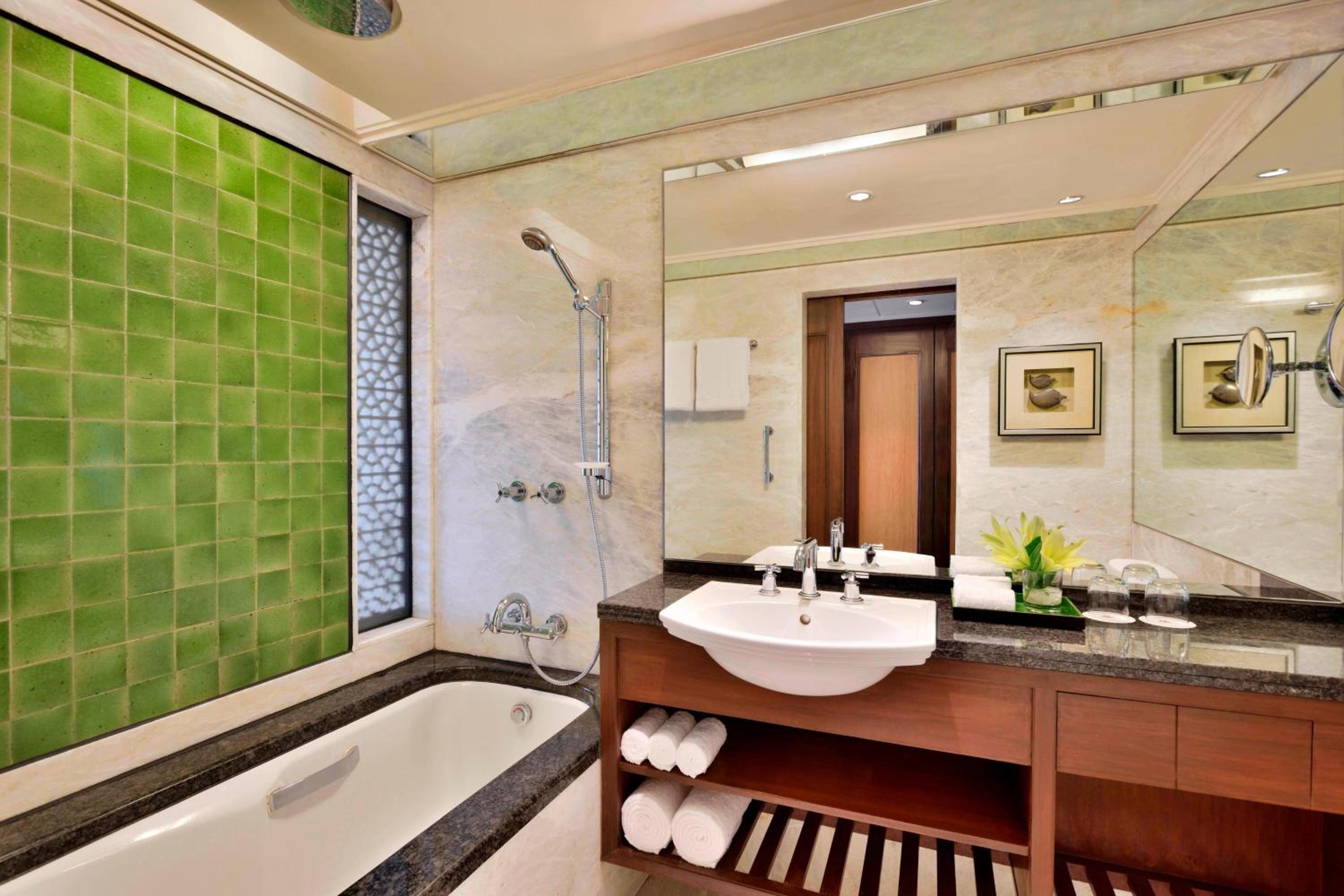 Deluxe King with Bathtub - Photo 3