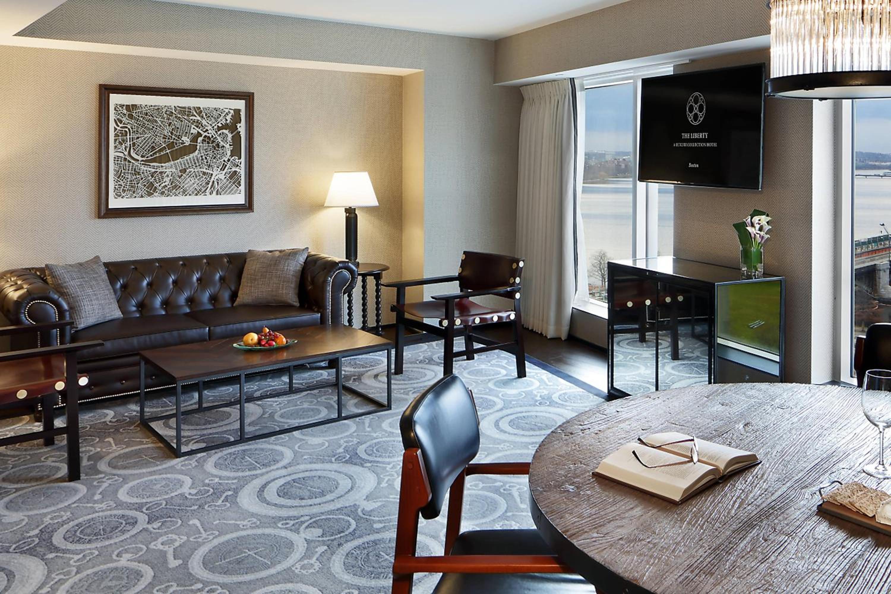 Charles River, 1 Bedroom 2 room Suite, 1 King, Sofa bed