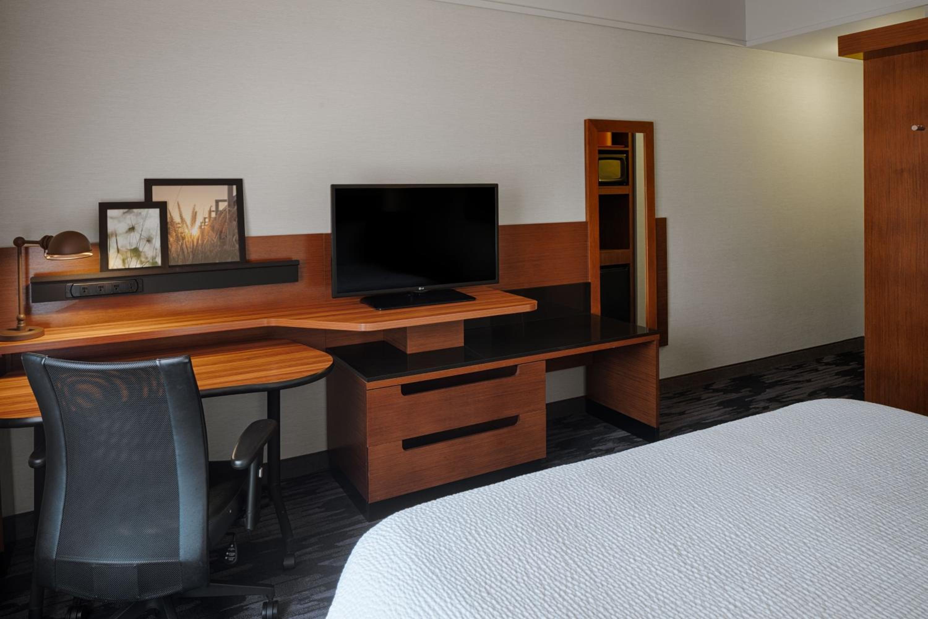 King Room - Non-Smoking - Photo 3