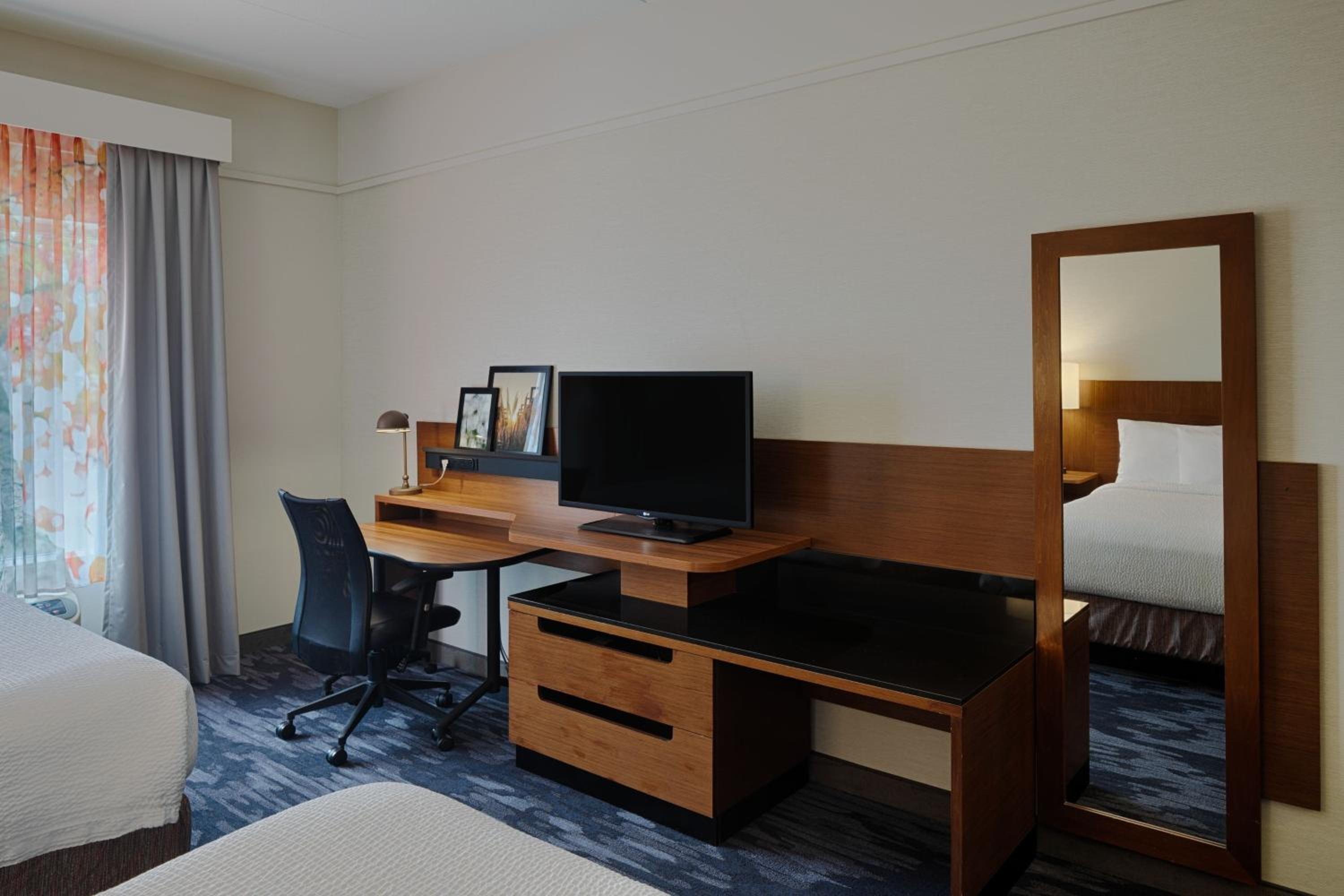 Queen Room with Two Queen Beds - Non-Smoking - Photo 2