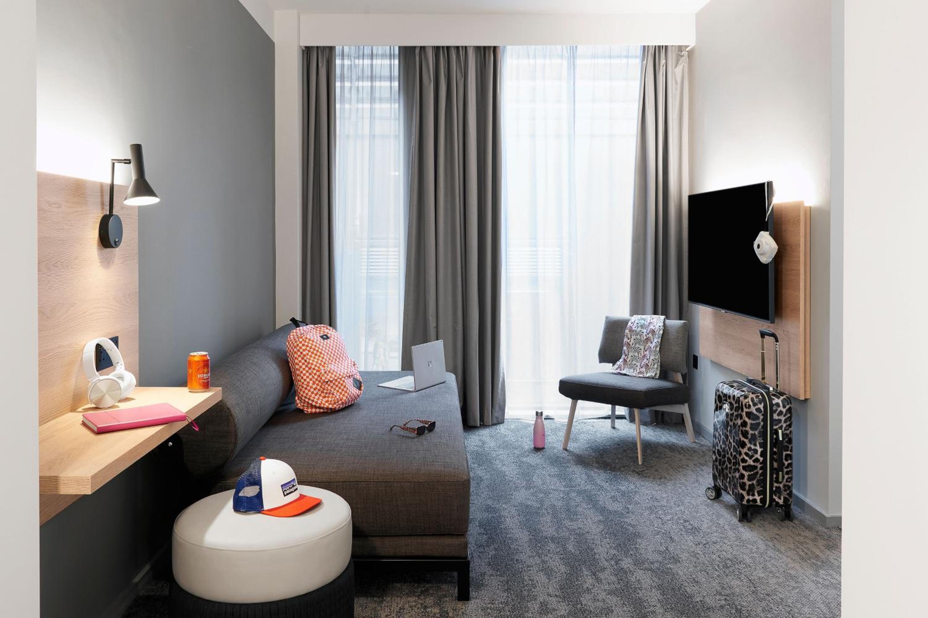 Moxy Sleeper Family, Guest room, 1 King - Photo 3