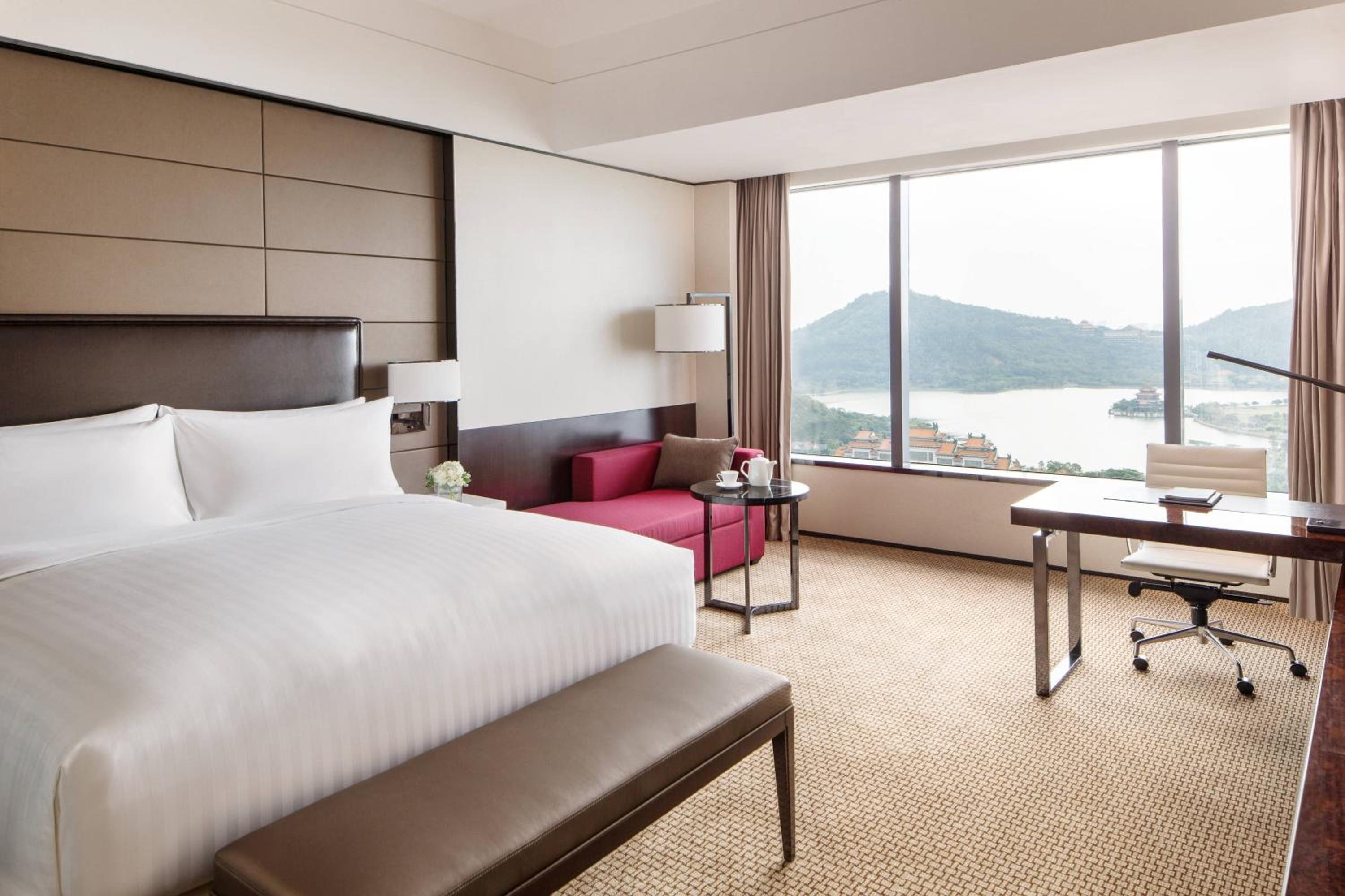 Executive Lake View, Executive level, Guest room, 1 King
