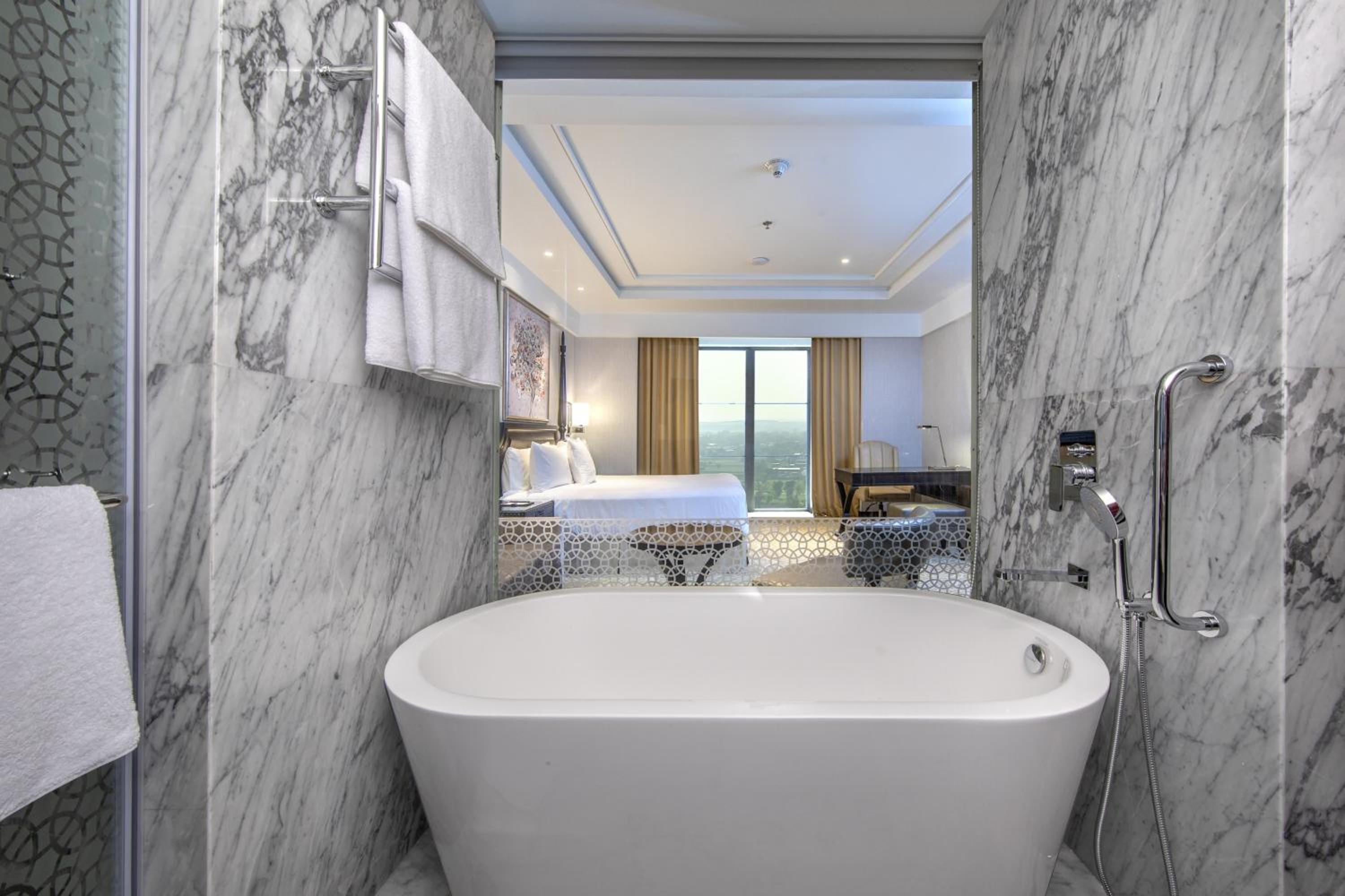 Towers Exclusive, Guest room, 1 Queen - Photo 2