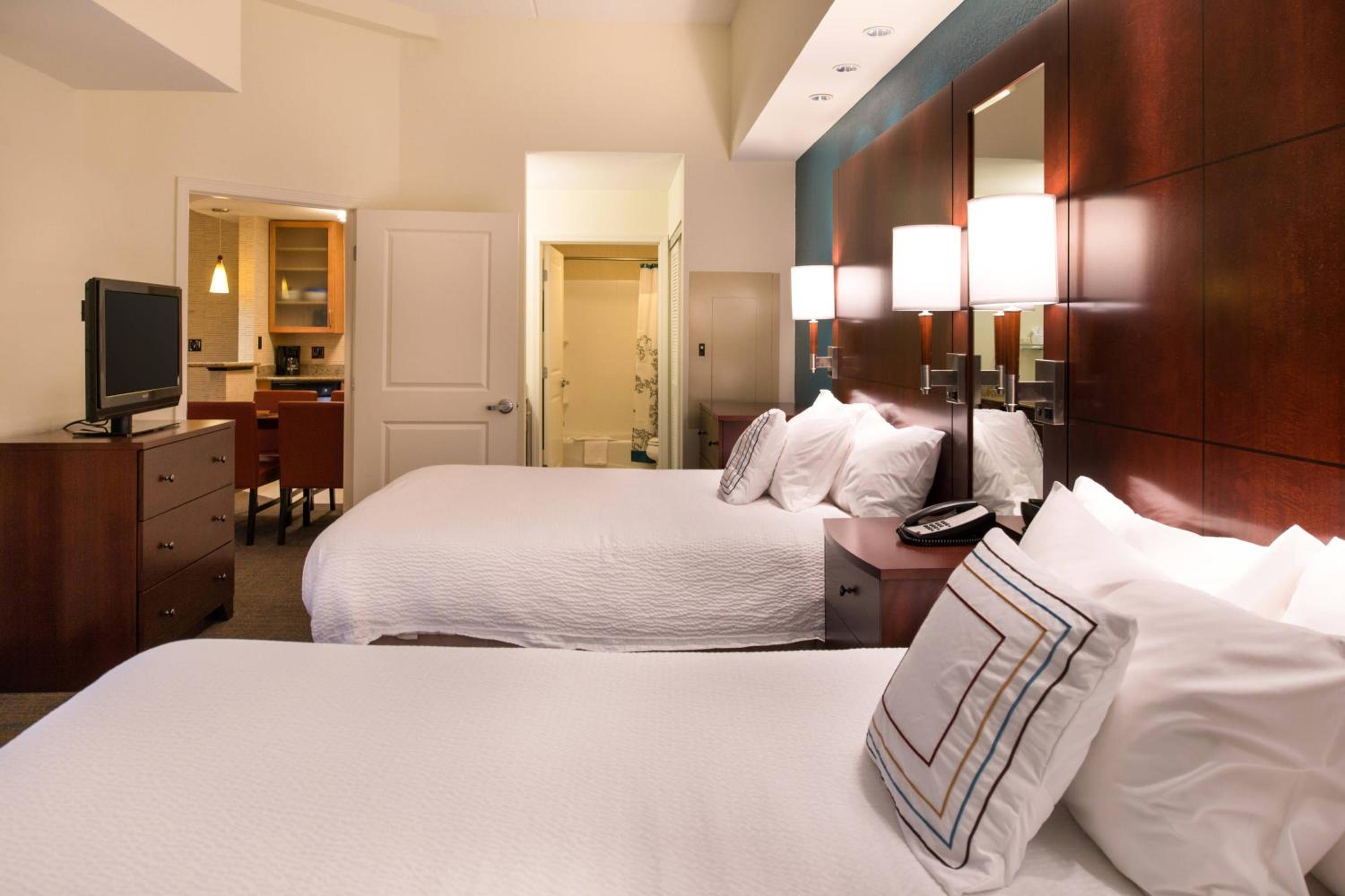 One-Bedroom Suite with Two Queen Beds and Sofa Bed - Photo 1
