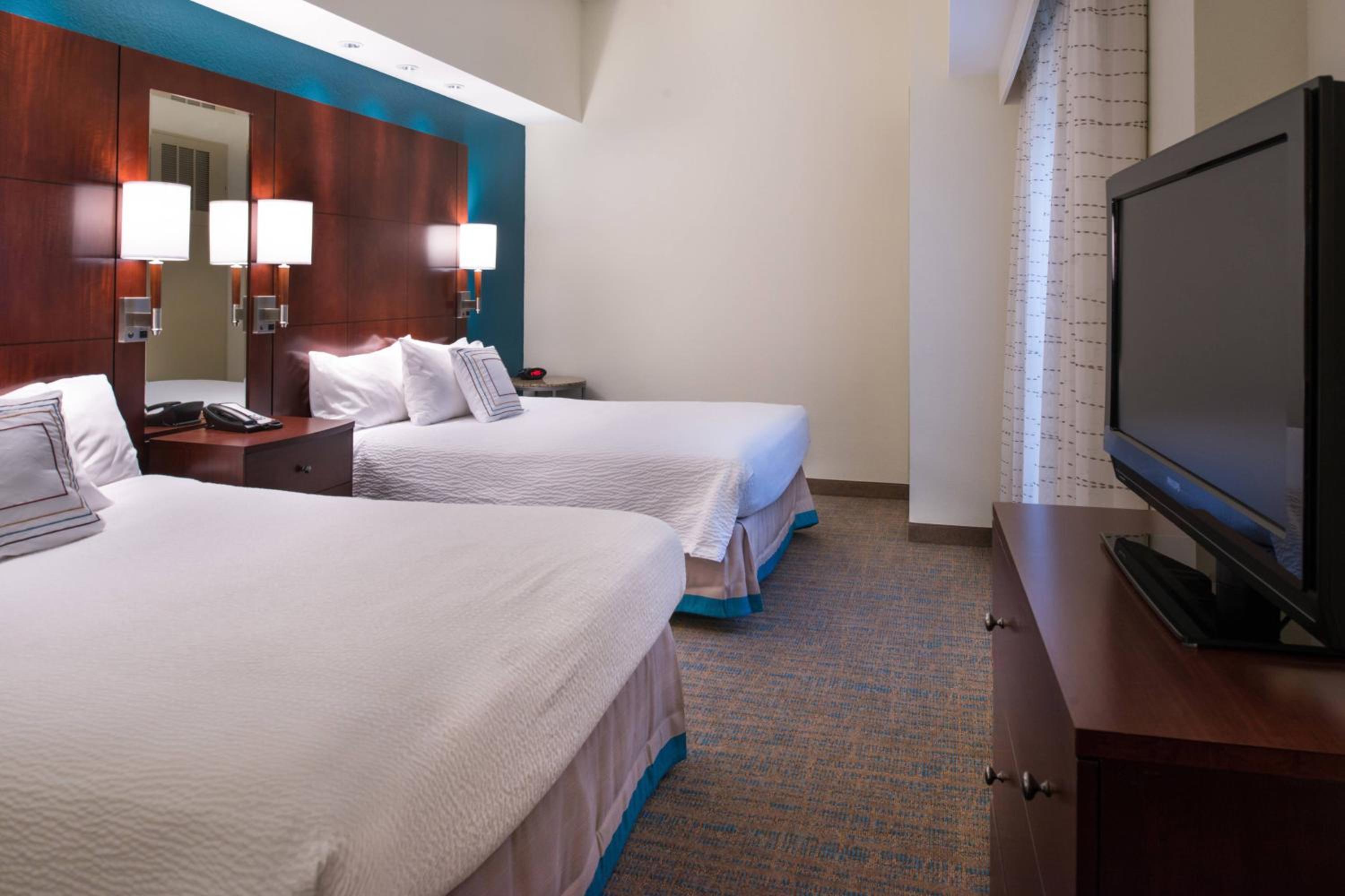 One-Bedroom Suite with Two Queen Beds and Sofa Bed - Photo 3