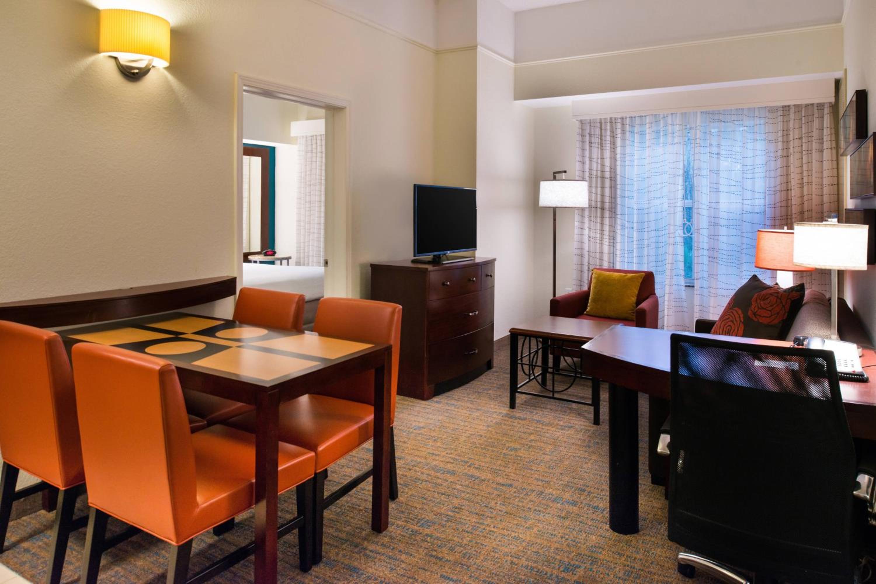 One-Bedroom Suite with Two Queen Beds and Sofa Bed - Photo 4