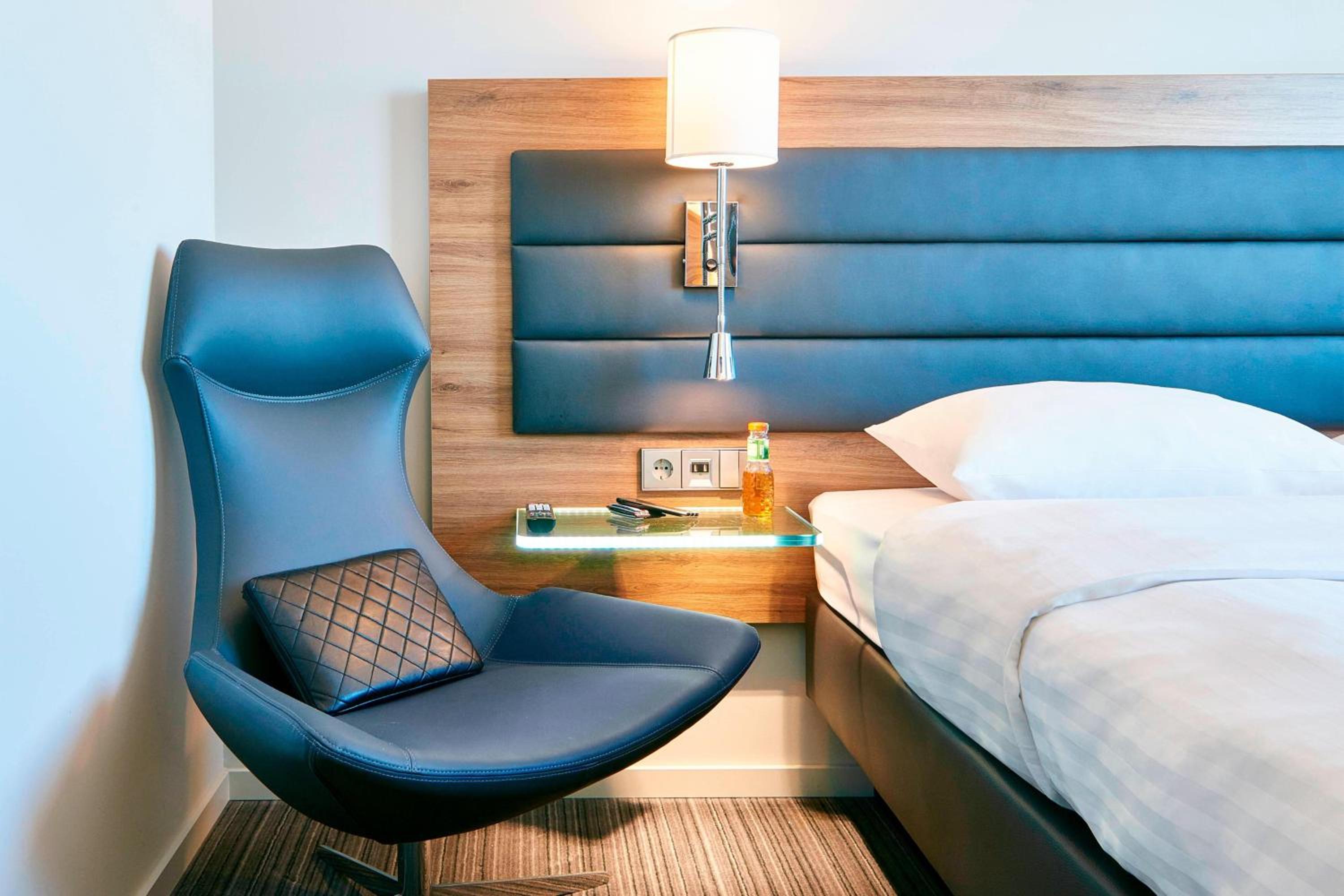 Moxy Queen Room