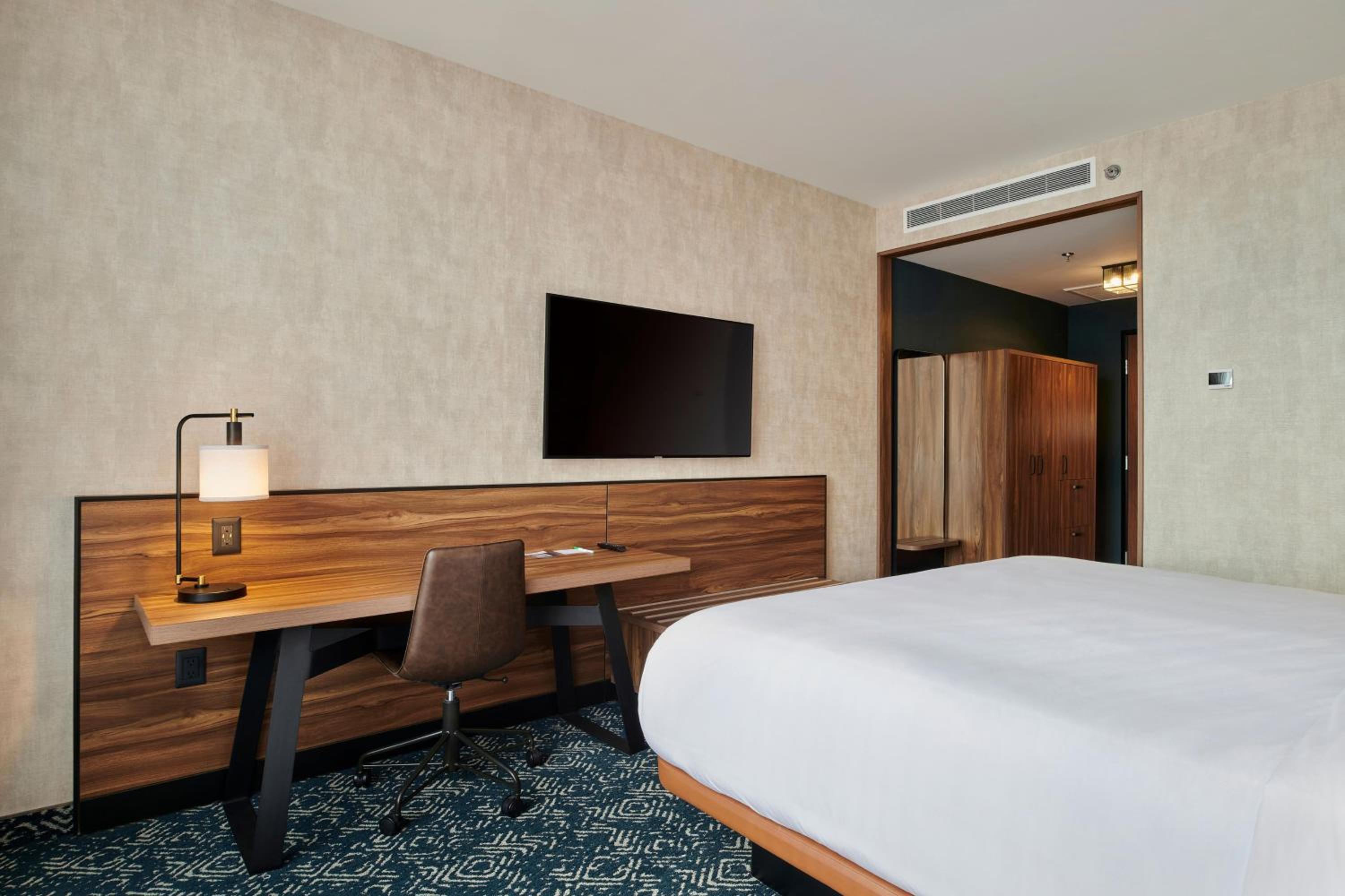 Traditional Guest room with 1 King bed - Photo 1