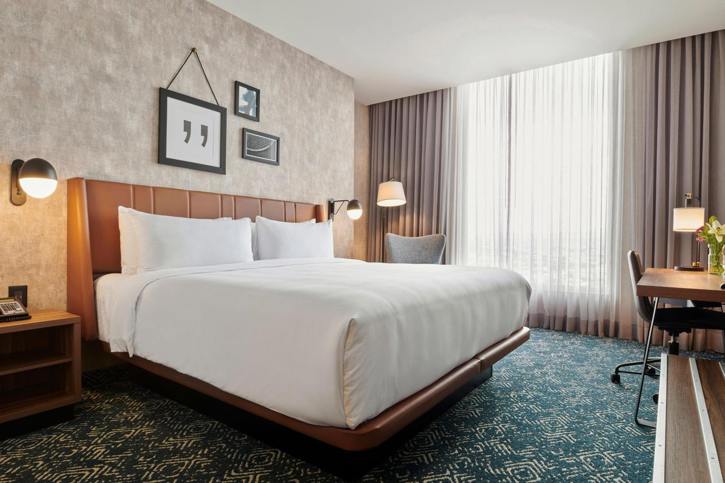 Traditional Guest room with 1 King bed - Photo 5
