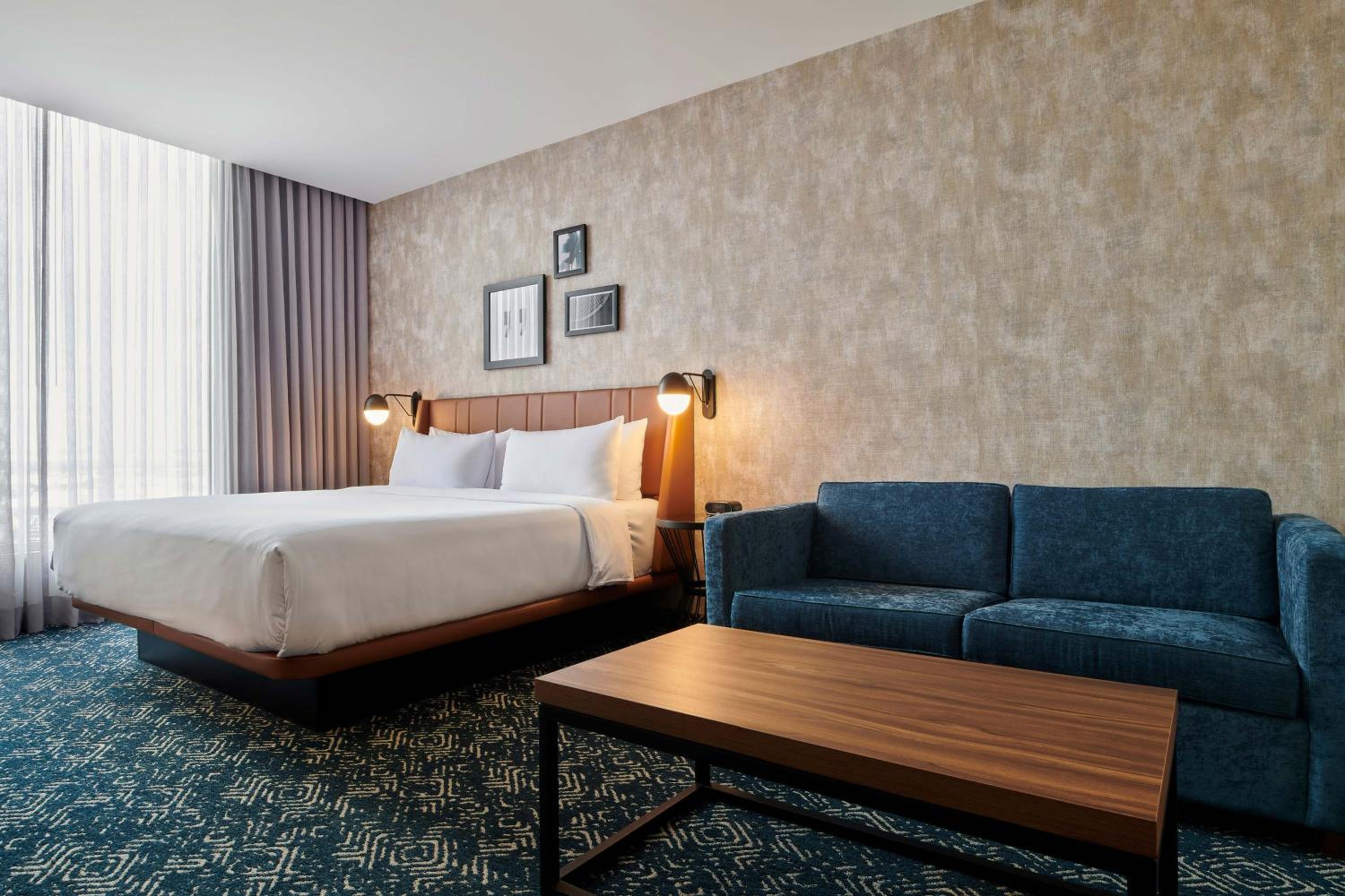 Deluxe King Room with Sofa Bed - Photo 5