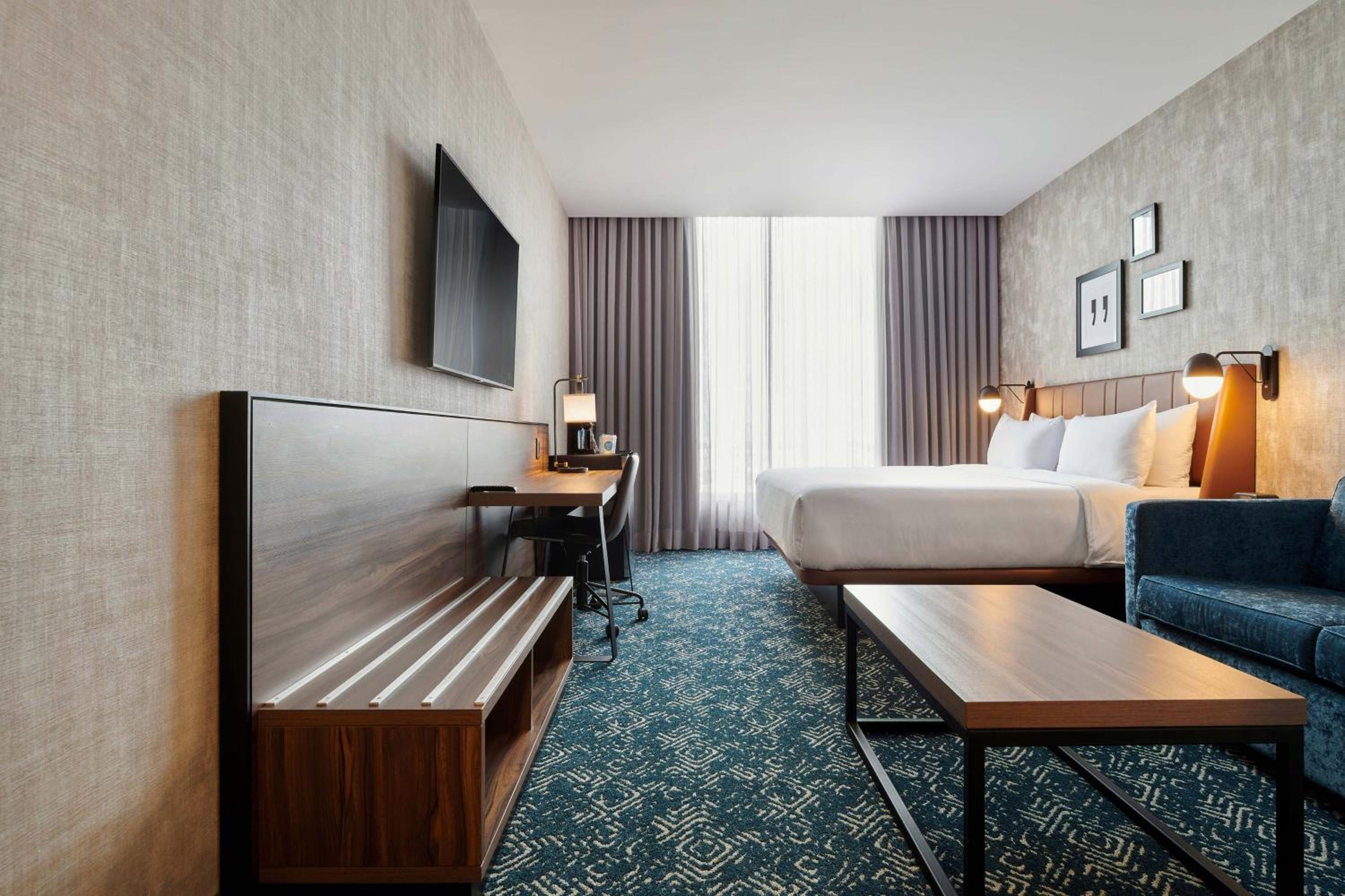 Deluxe King Room with Sofa Bed - Photo 4