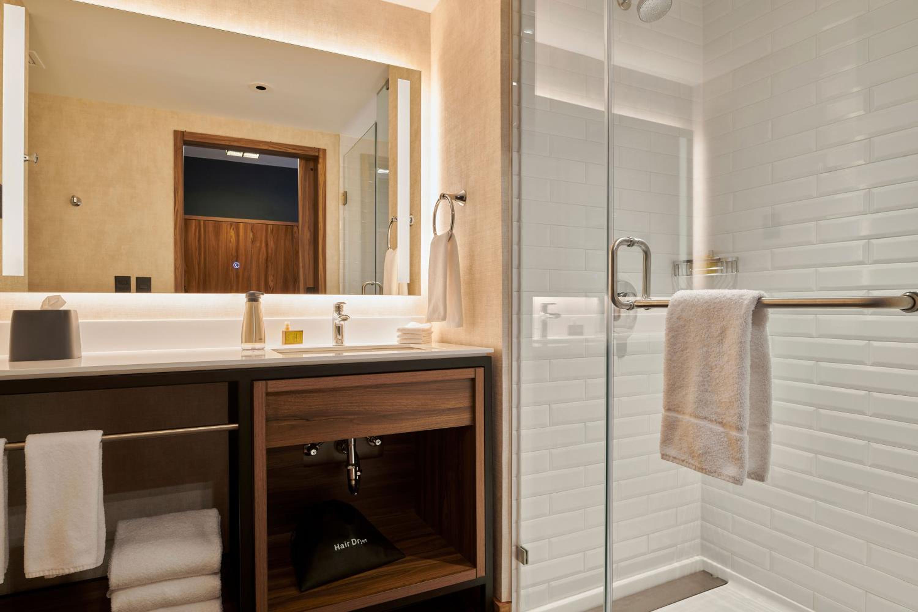 Traditional Guest room with 1 King bed - Photo 2