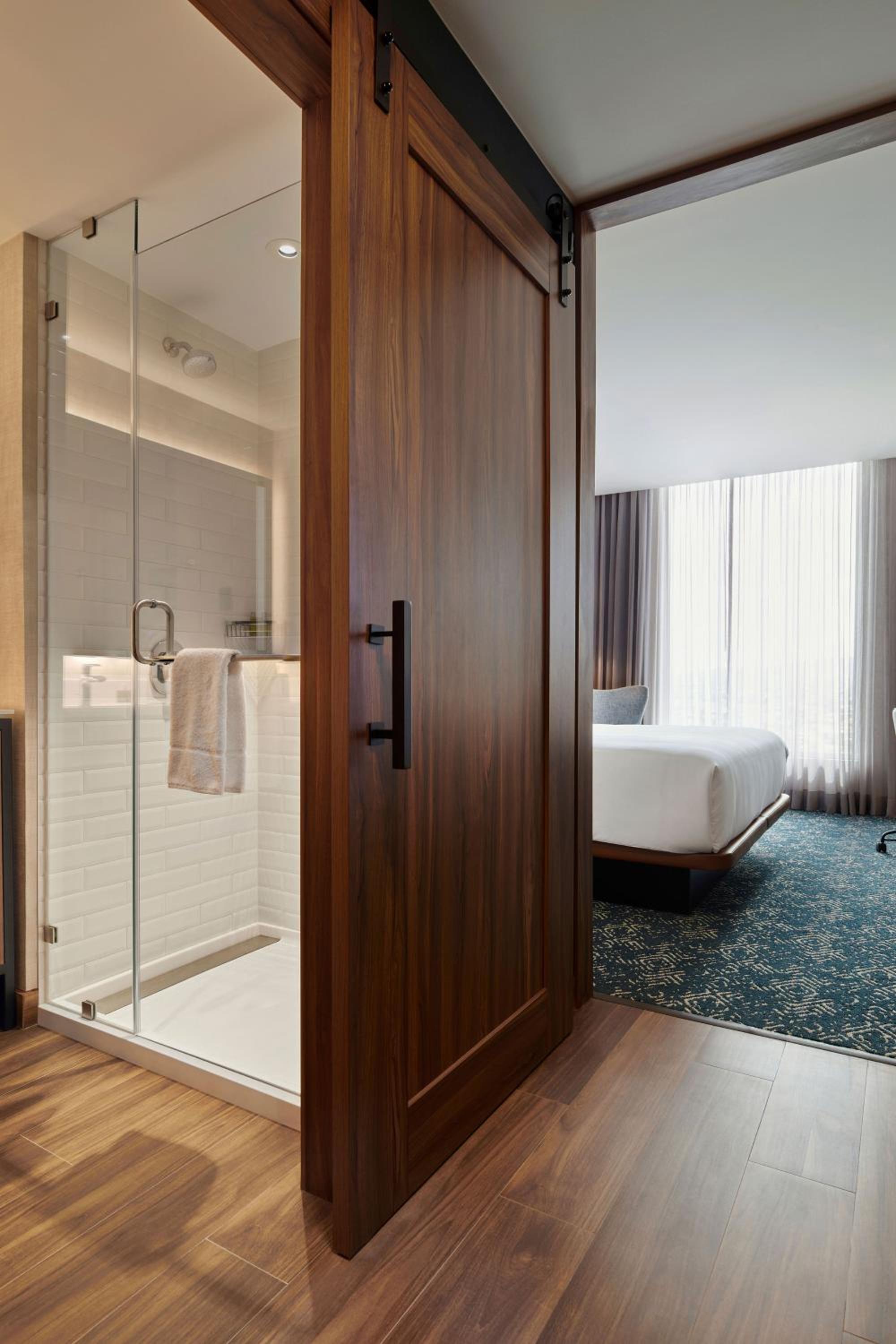 Traditional Guest room with 1 King bed - Photo 3