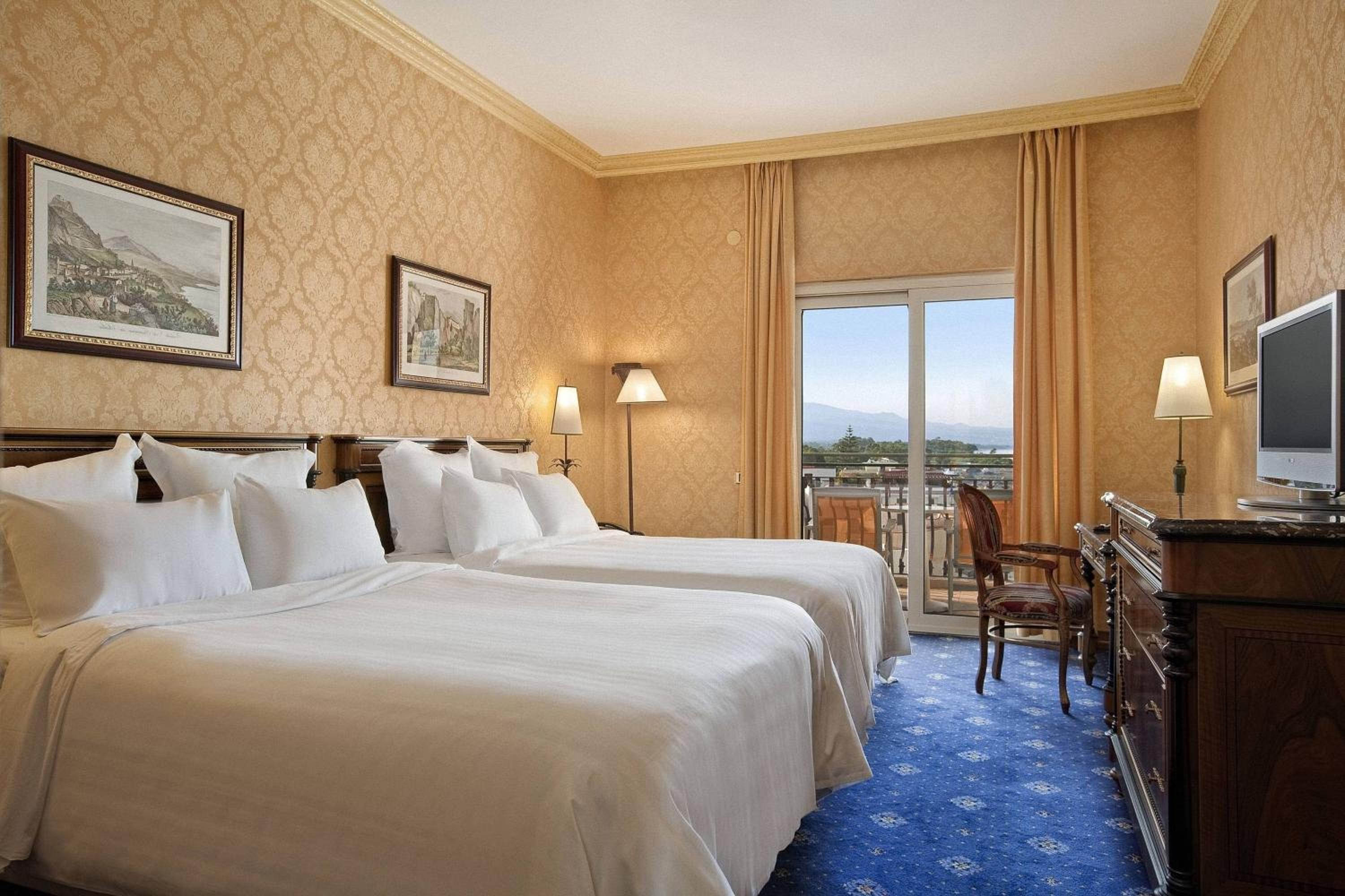 Superior Queen Room with Two Queen Beds, Balcony and Sea View - Low Floor - Photo 4