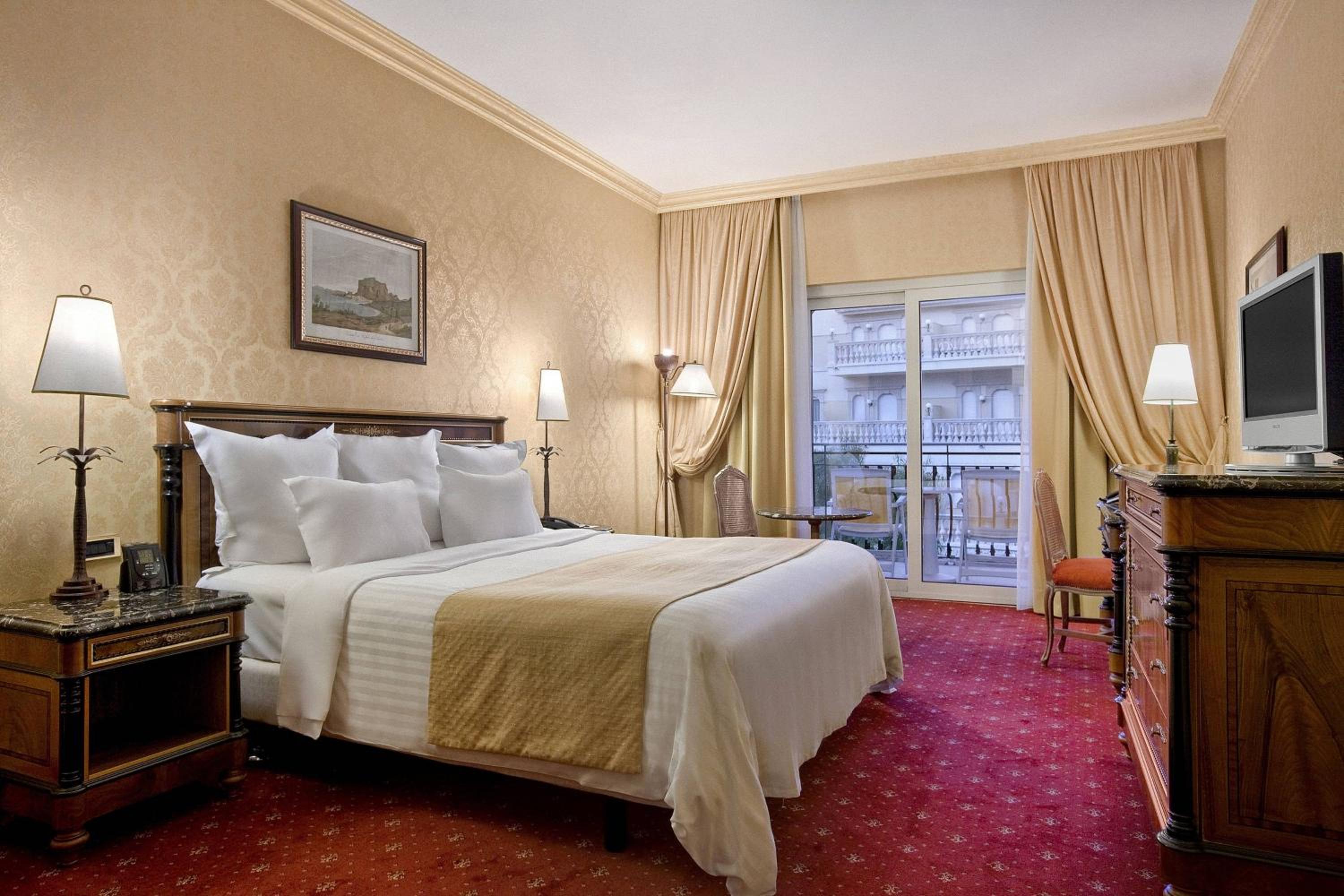 King Room with Balcony and Limited View - Photo 3