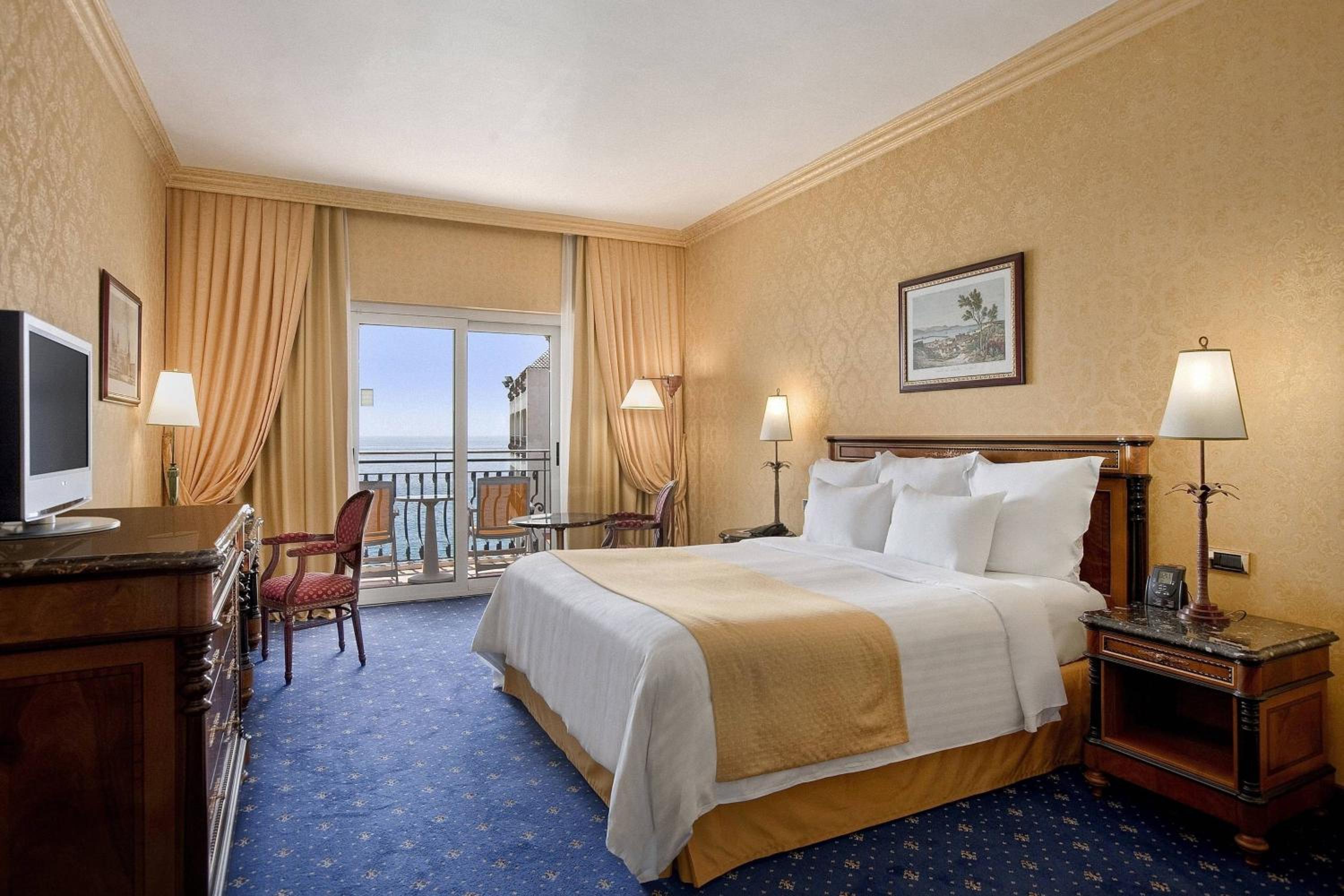Superior King Room with Balcony and Sea View - Mid Floor - Photo 1