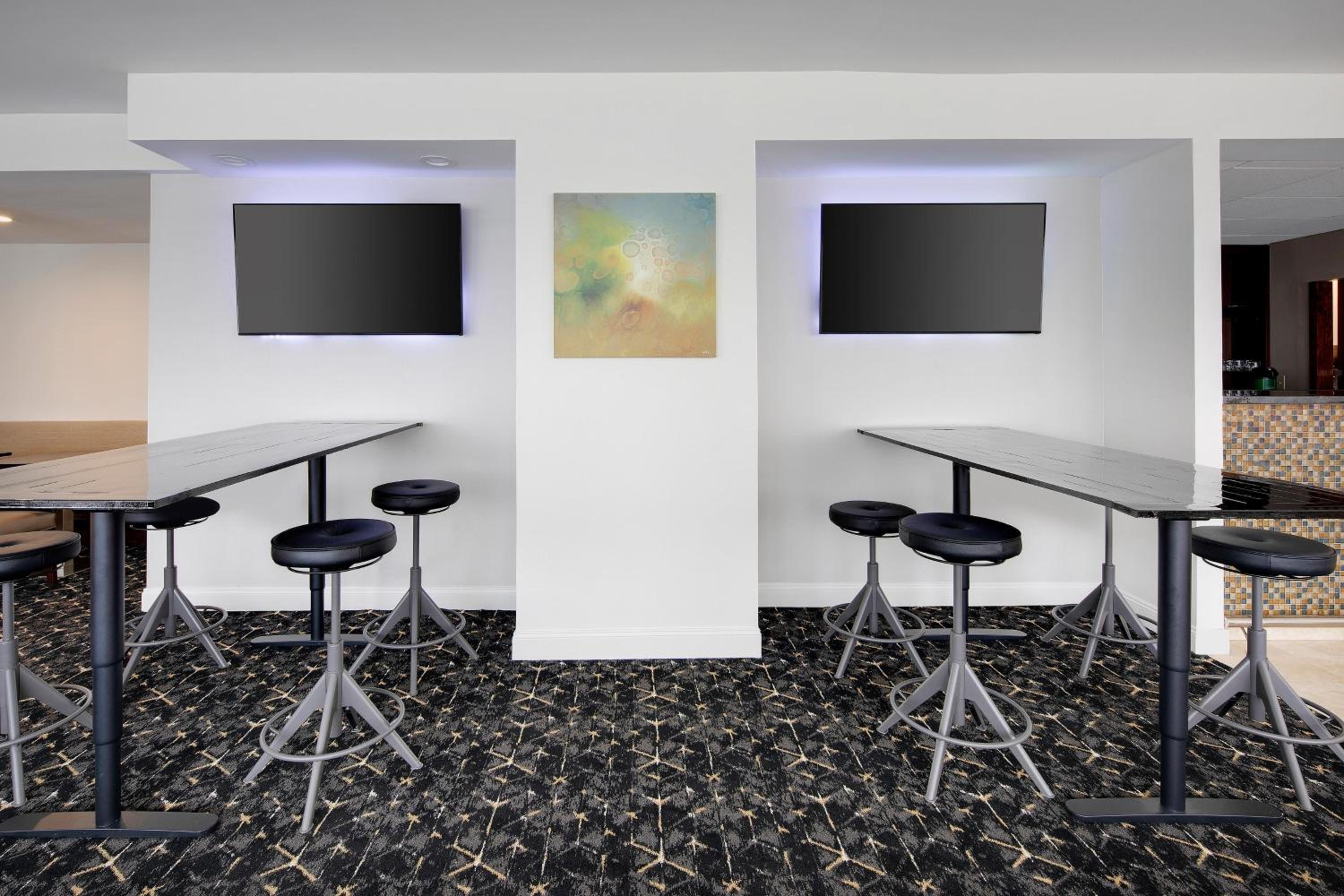 Club level, Guest room, 1 King thumbnail 5