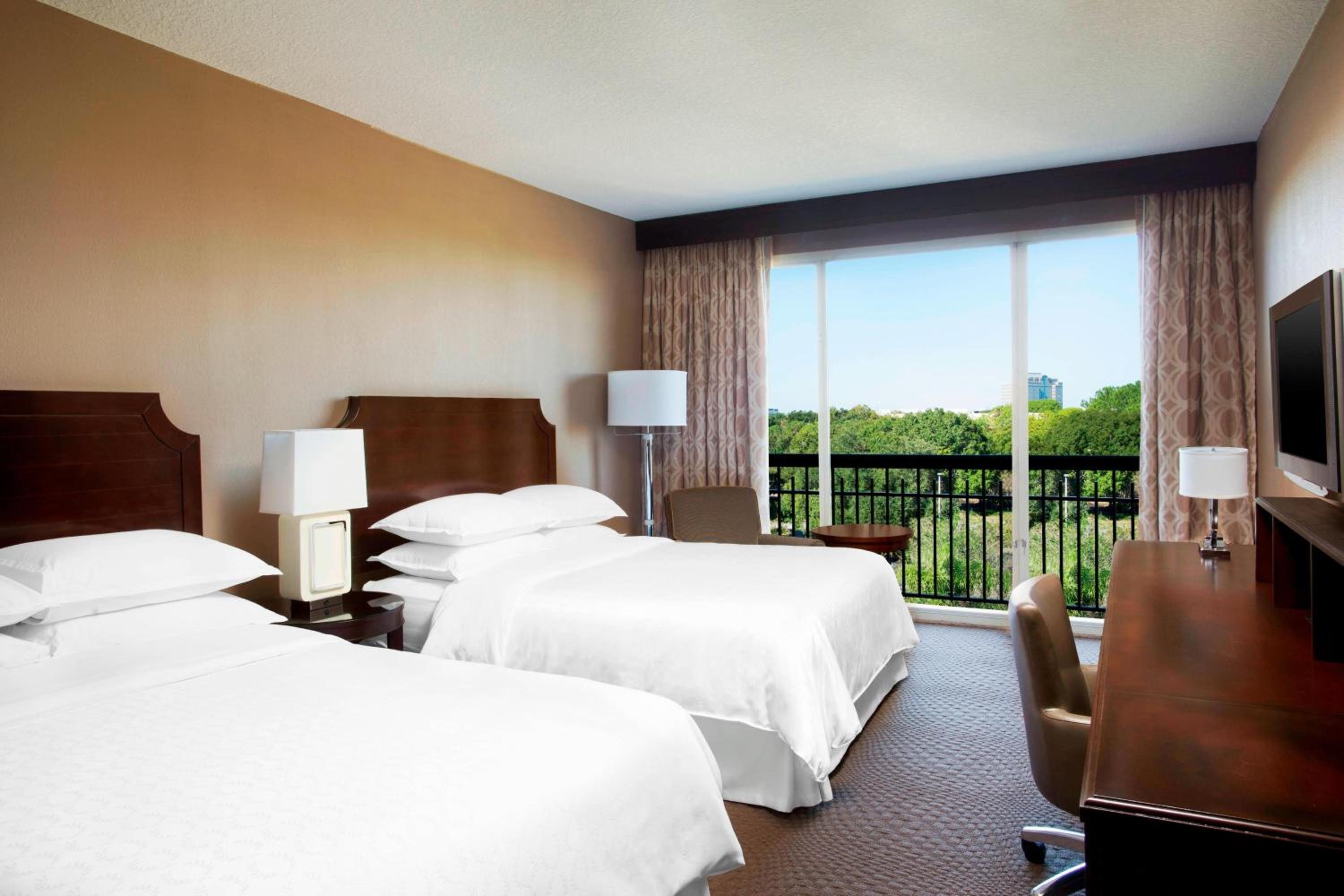 Queen Room with Two Queen Beds thumbnail 5