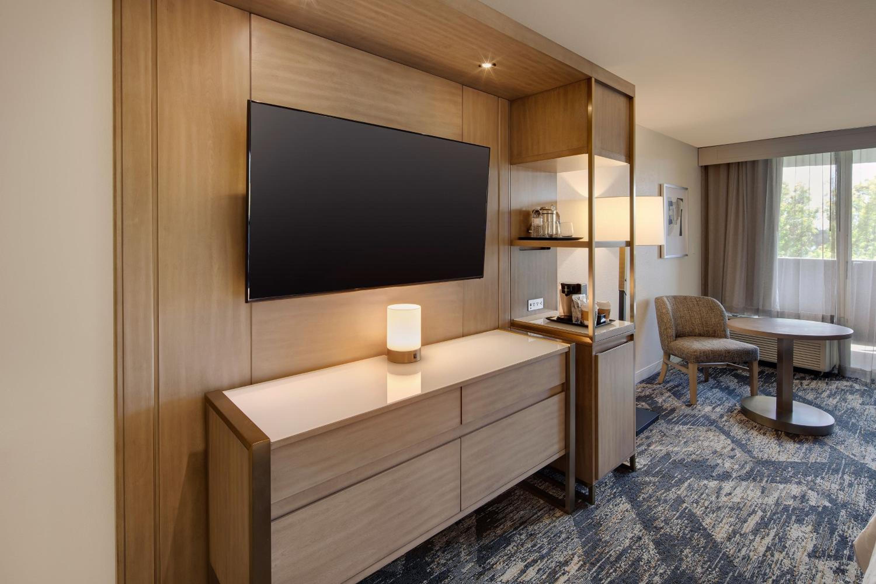 Traditional King Room with Roll-in Shower - Mobility Accessible