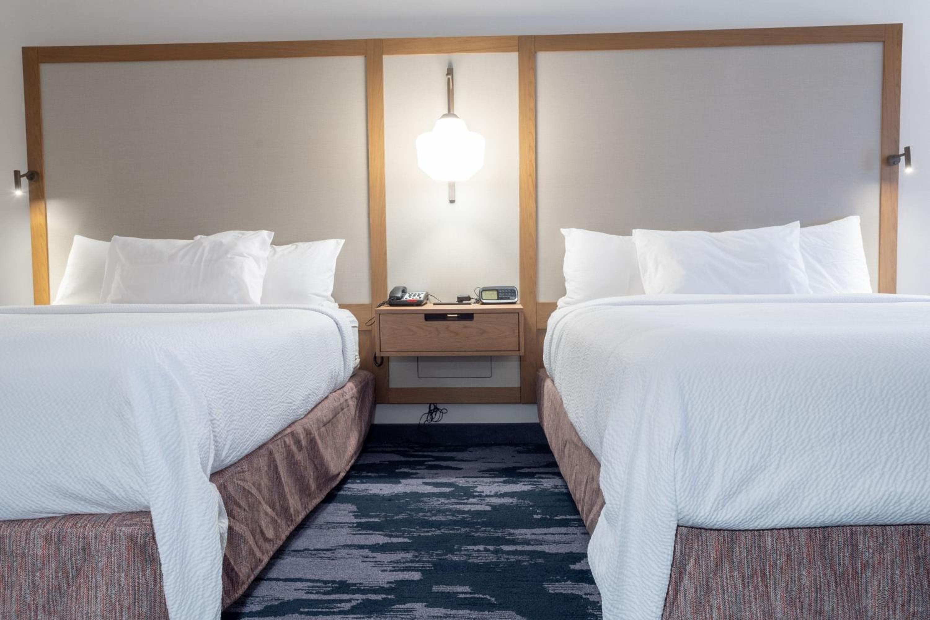 Queen Room with Two Queen Beds - Photo 3