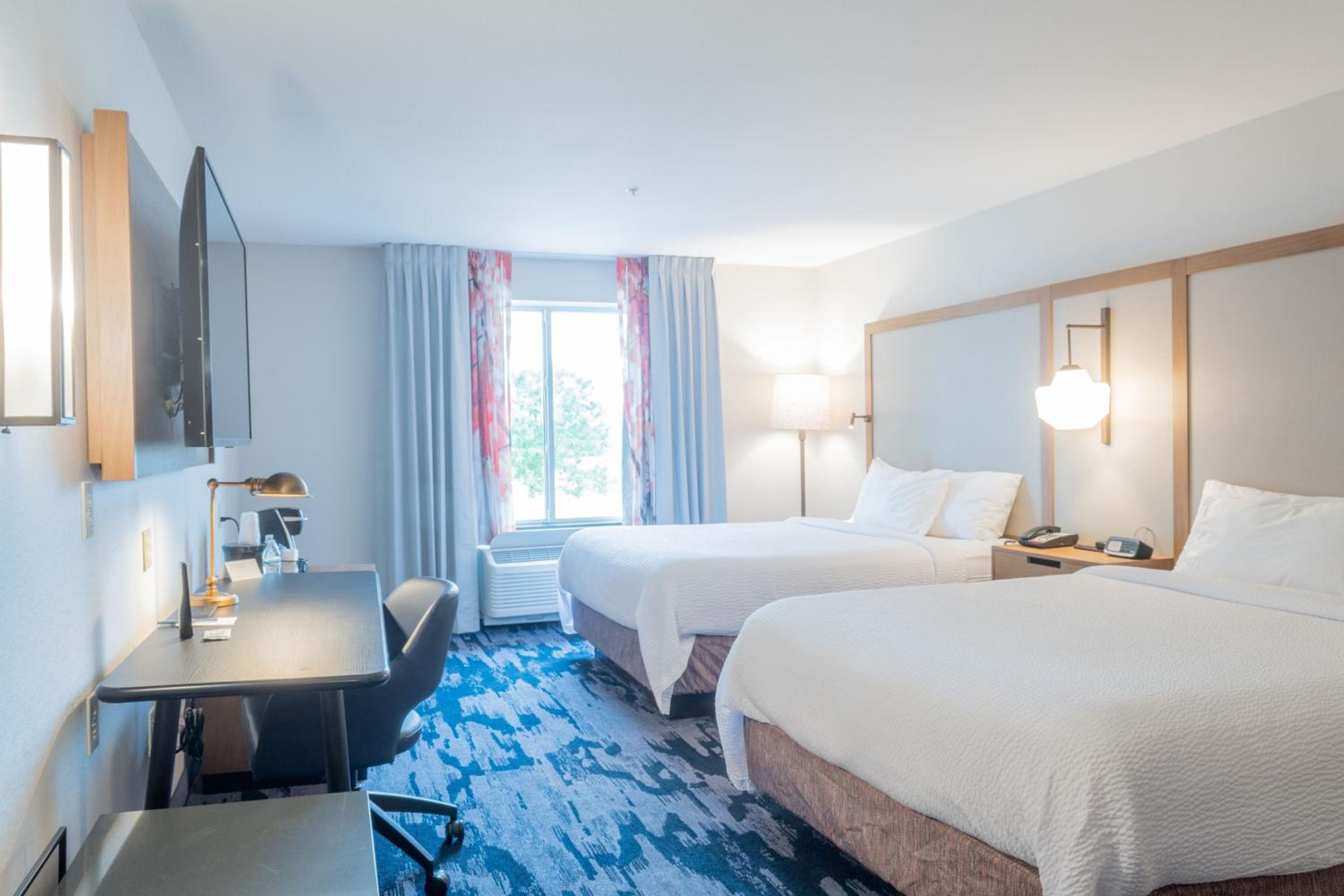 Queen Room with Two Queen Beds - Photo 4