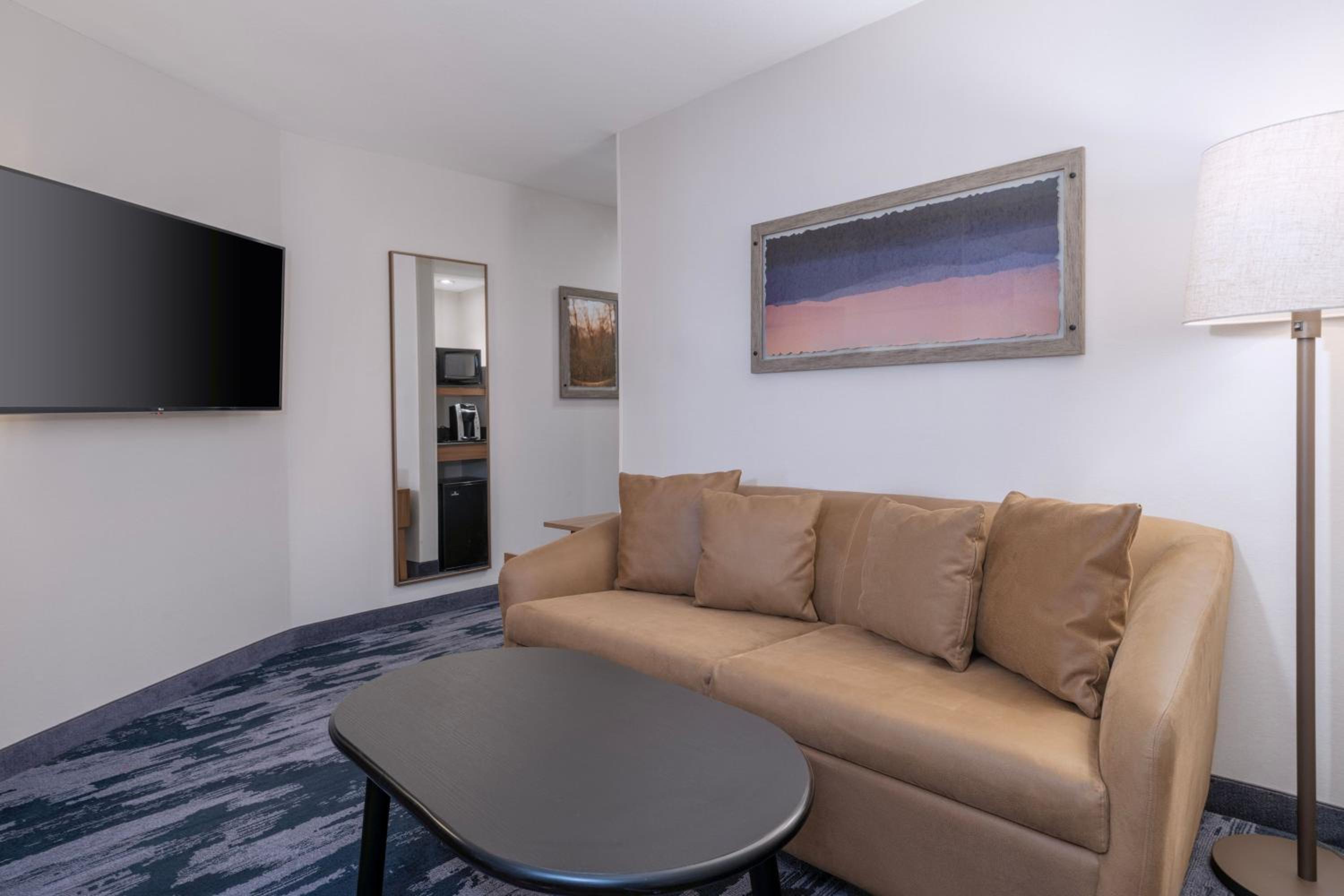 Executive Suite – 2 Queens - Photo 2