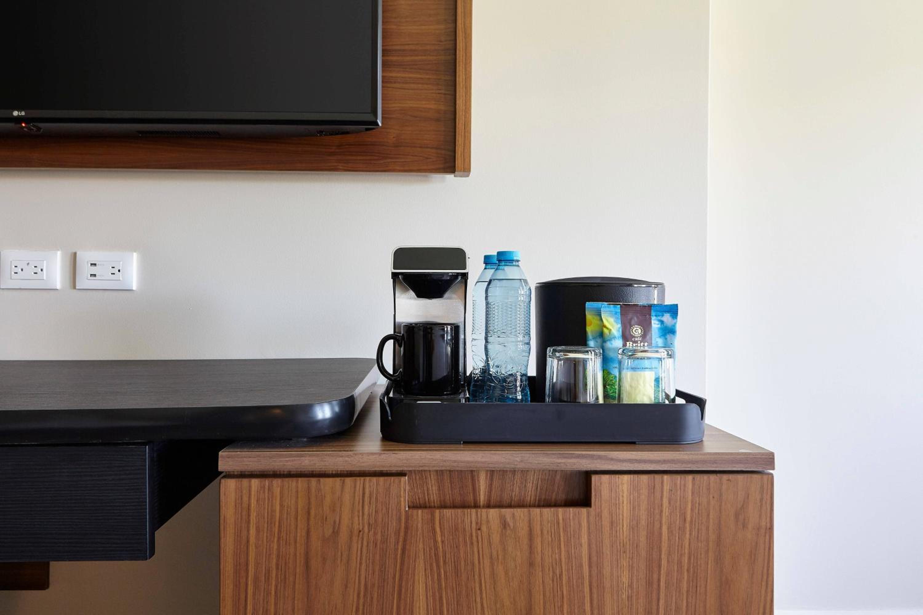 Guest Room, 1 King with Airport Transfer photo 2