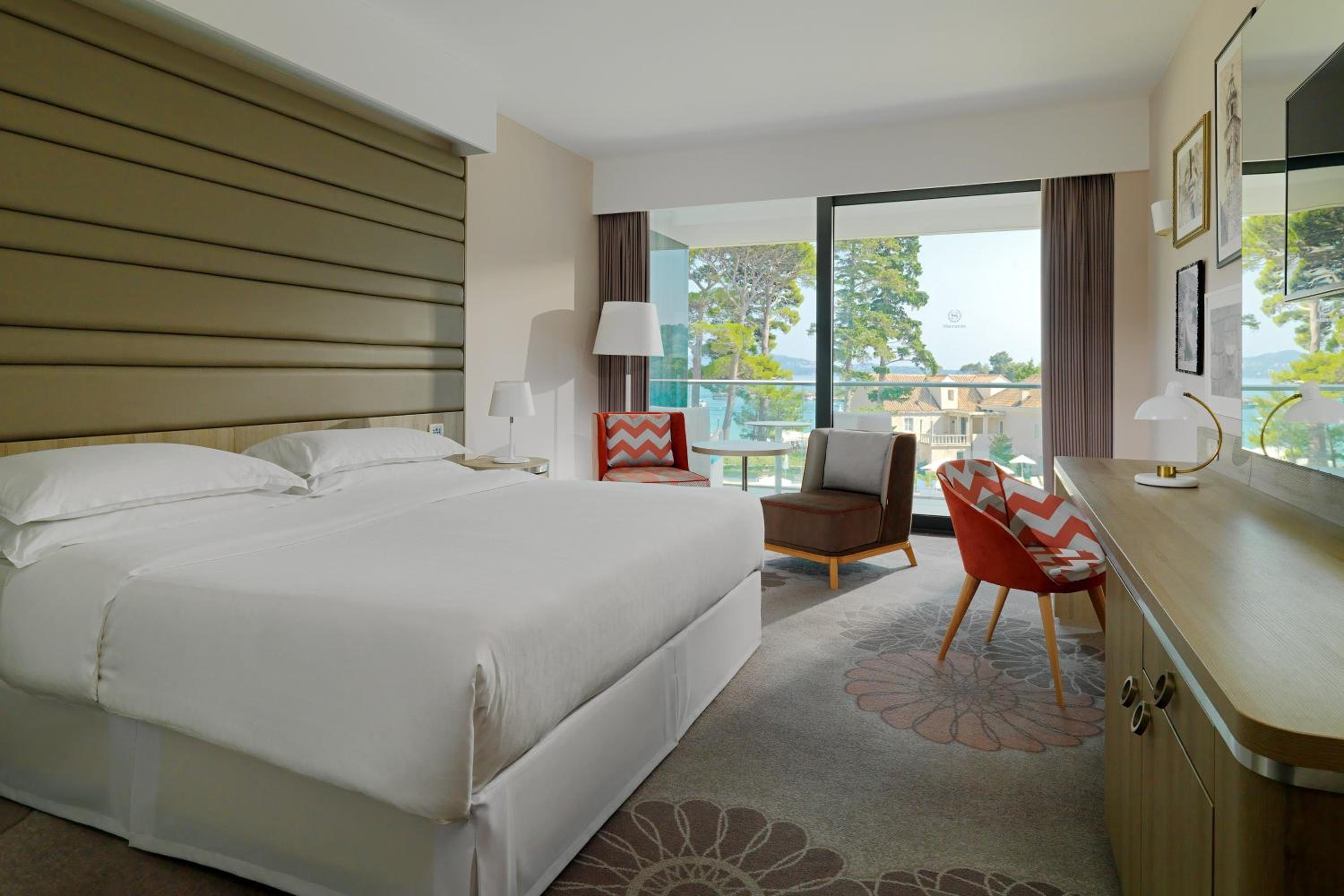 Superior King Room with Balcony and Partial Sea View