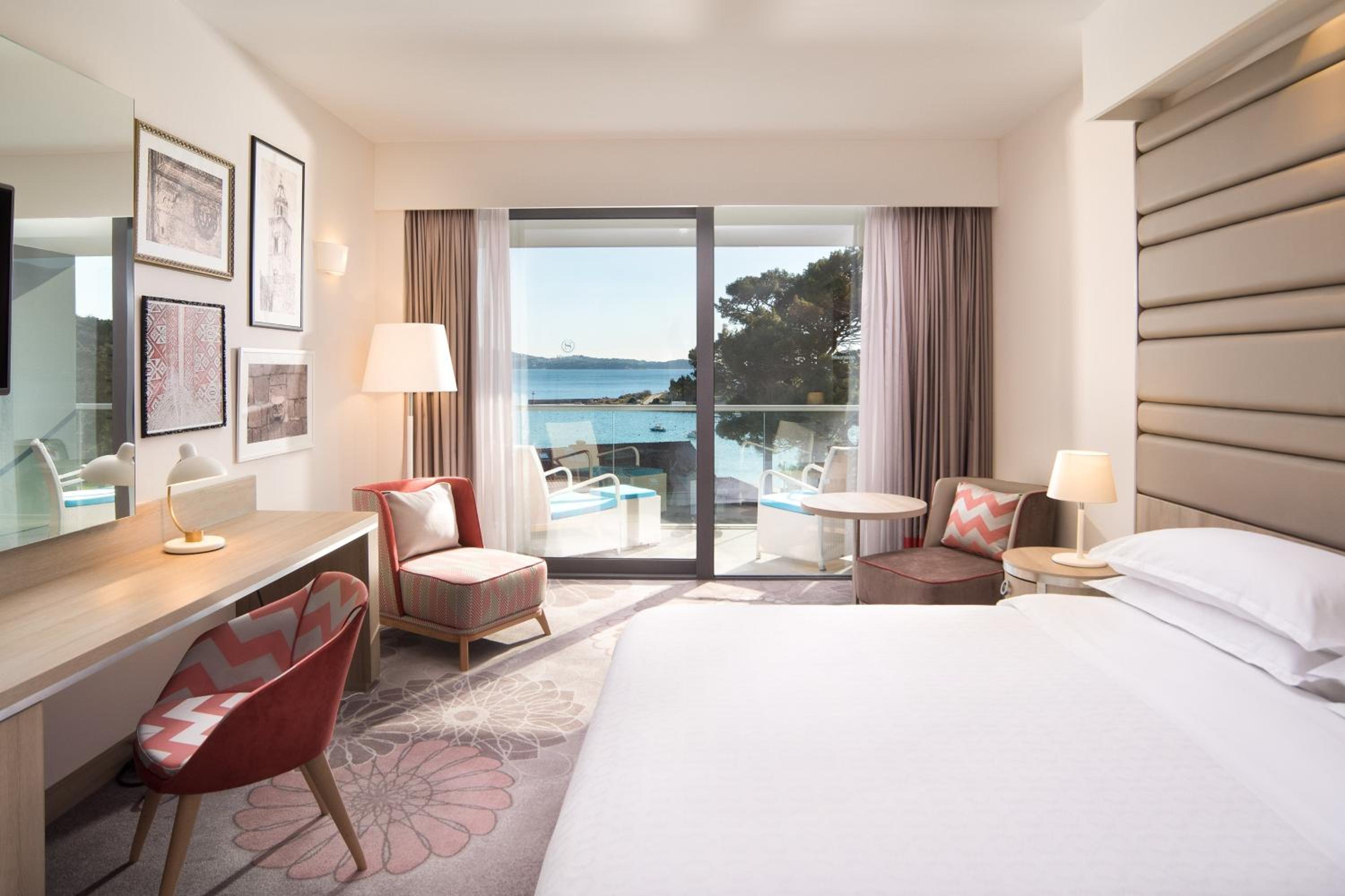 Deluxe King Room with Balcony and Sea View