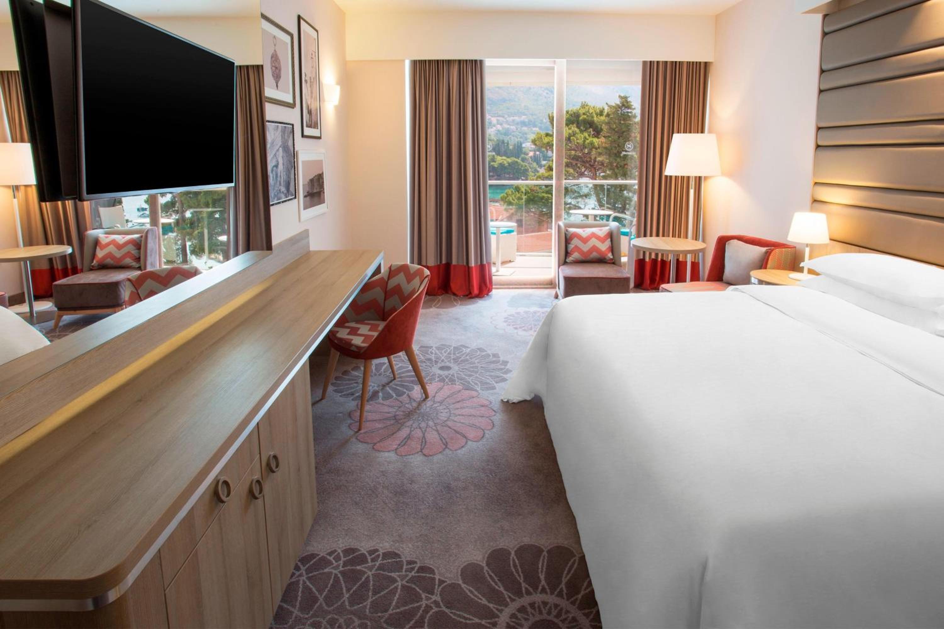 Superior King Room with Balcony and Partial Sea View