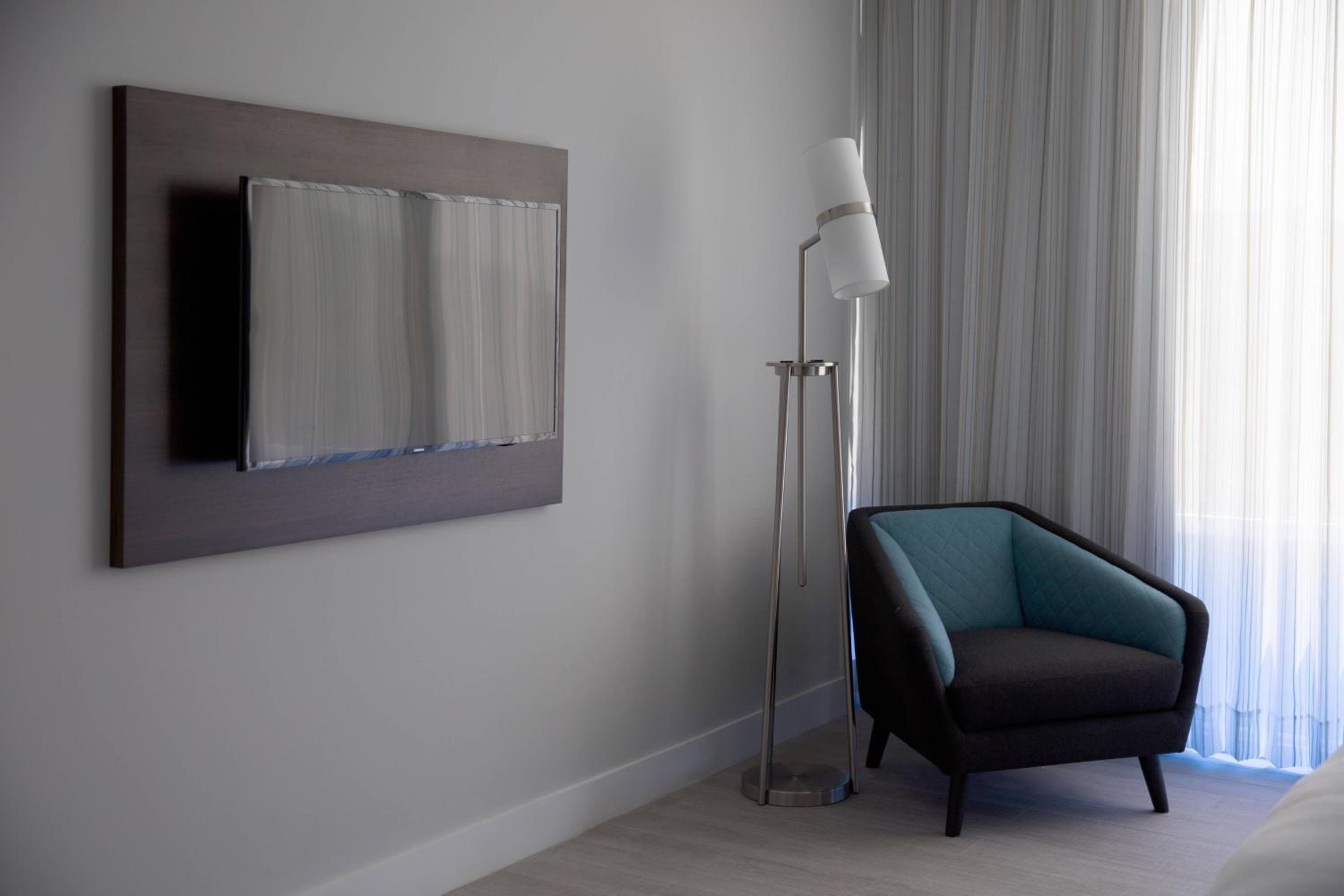 Standard King Room with Mountain View photo 3