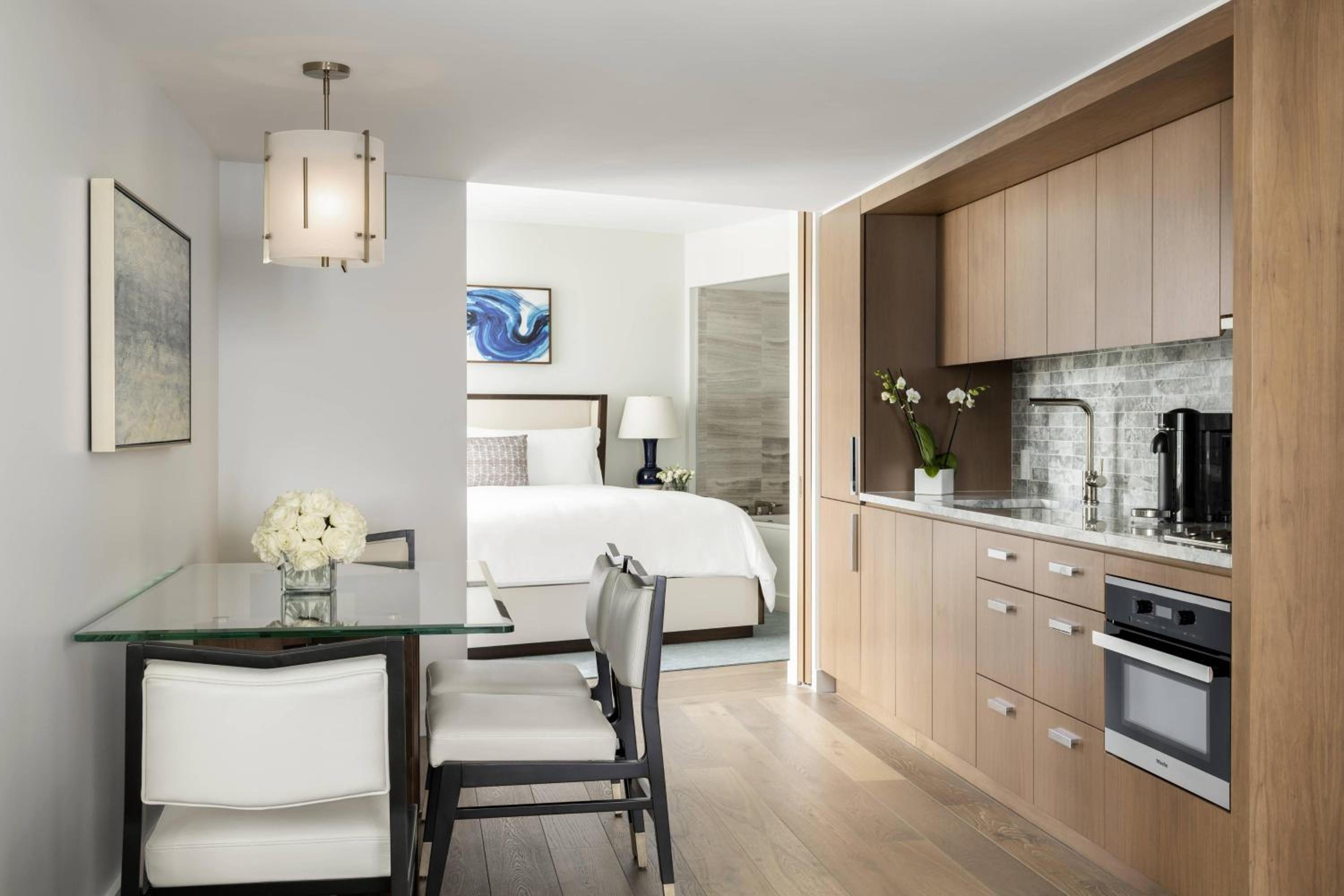 Deluxe Corner Suite with Ocean View