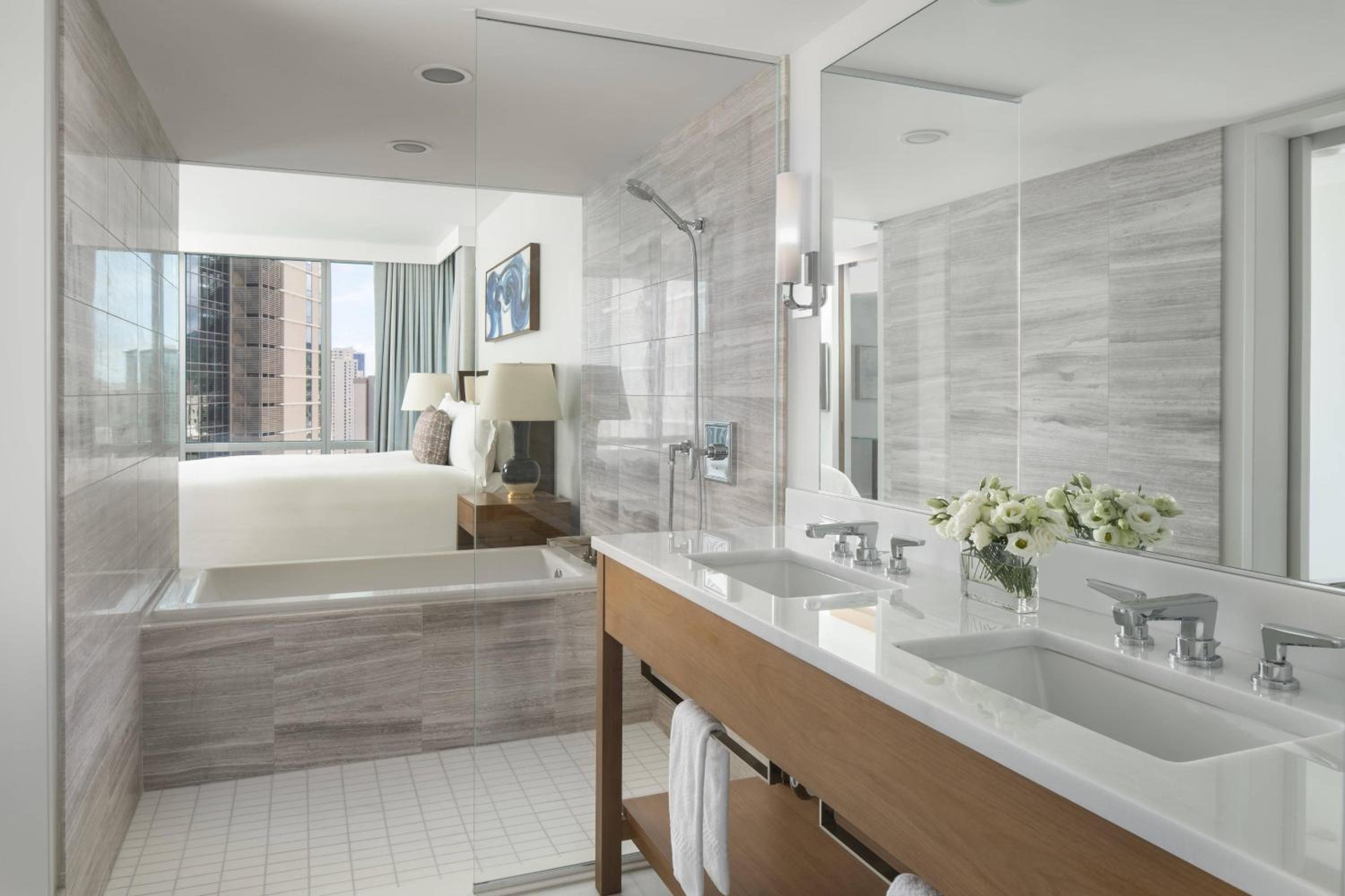 Deluxe Corner Suite with Ocean View