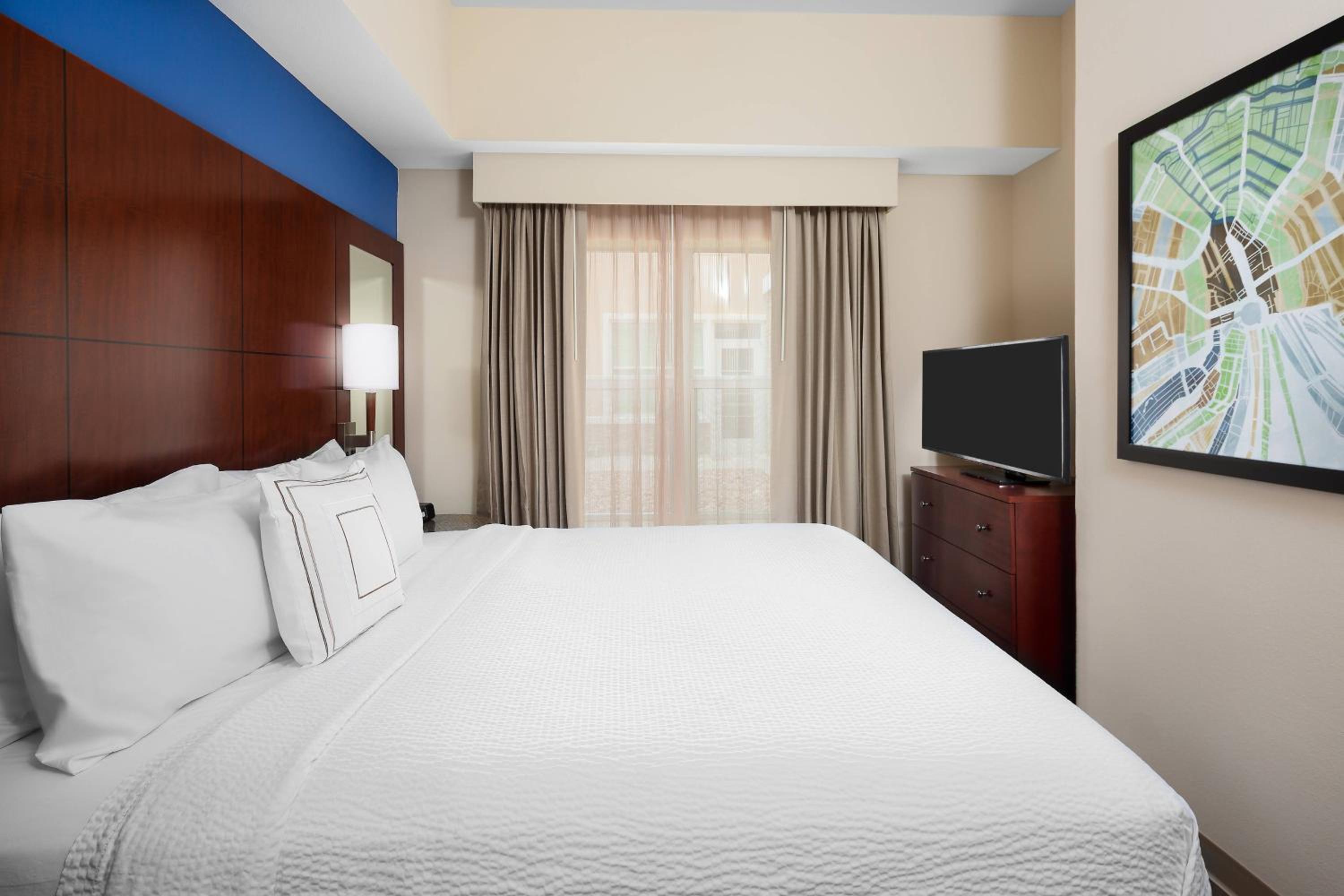 1 Bedroom Suite, 1 King, Sofa bed - Photo 1