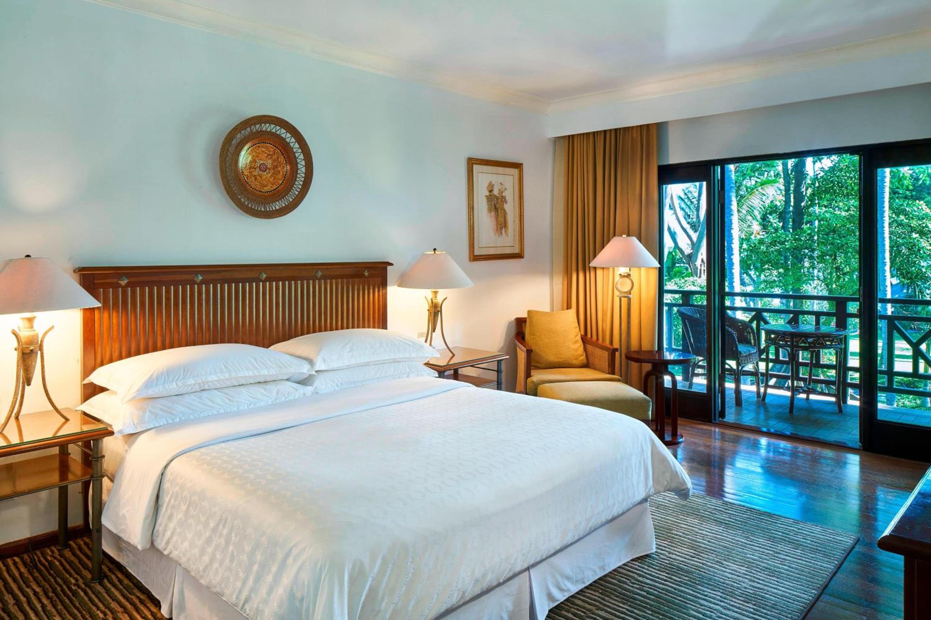 Deluxe King Room with Garden View