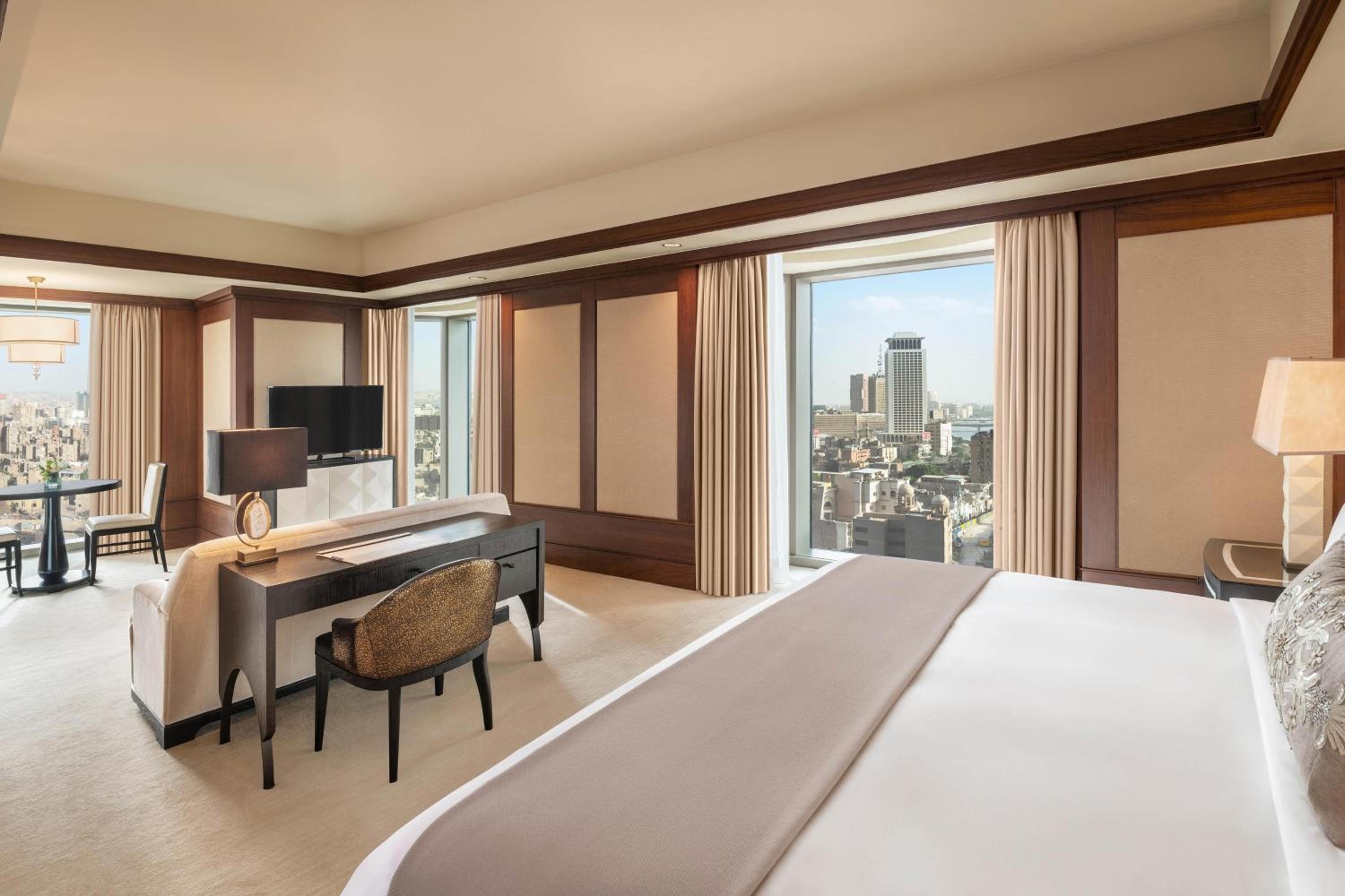 Grand Deluxe, Larger Guest room, 1 King, Partial Nile view