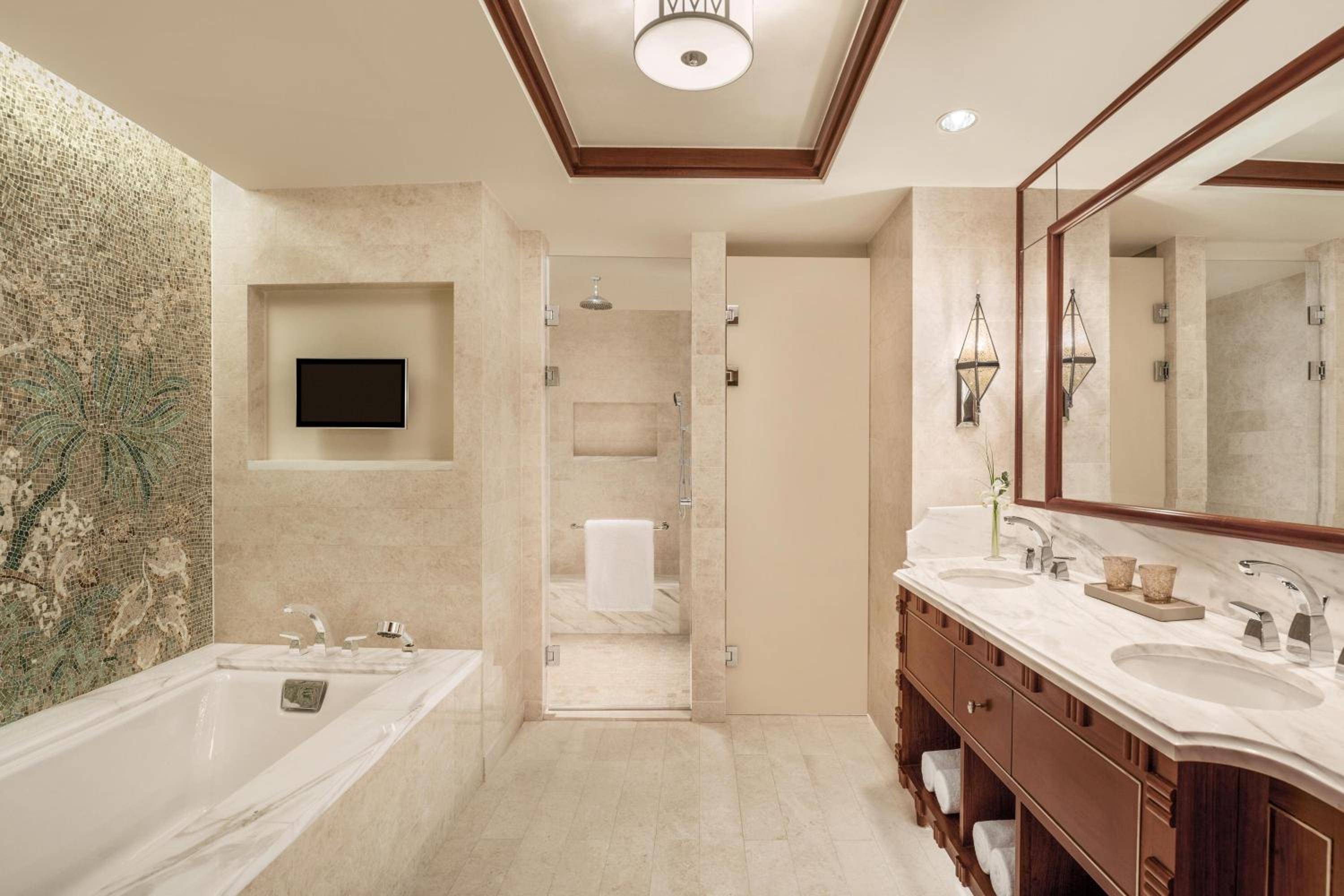 Grand Deluxe, Larger Guest room, 1 King, Partial Nile view