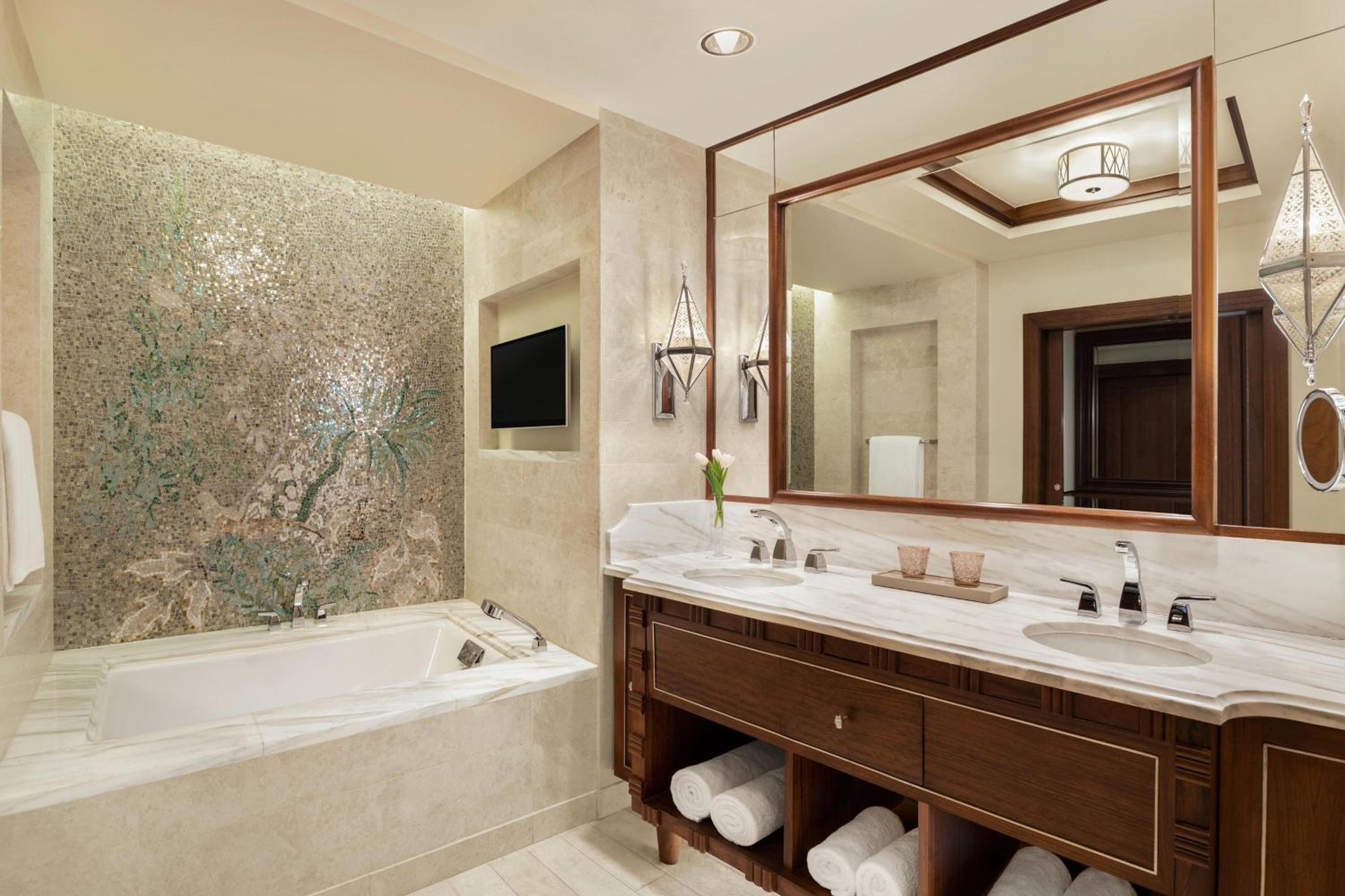 St. Regis Suite, 1 Bedroom Larger Suite, 1 King, River view thumbnail 6