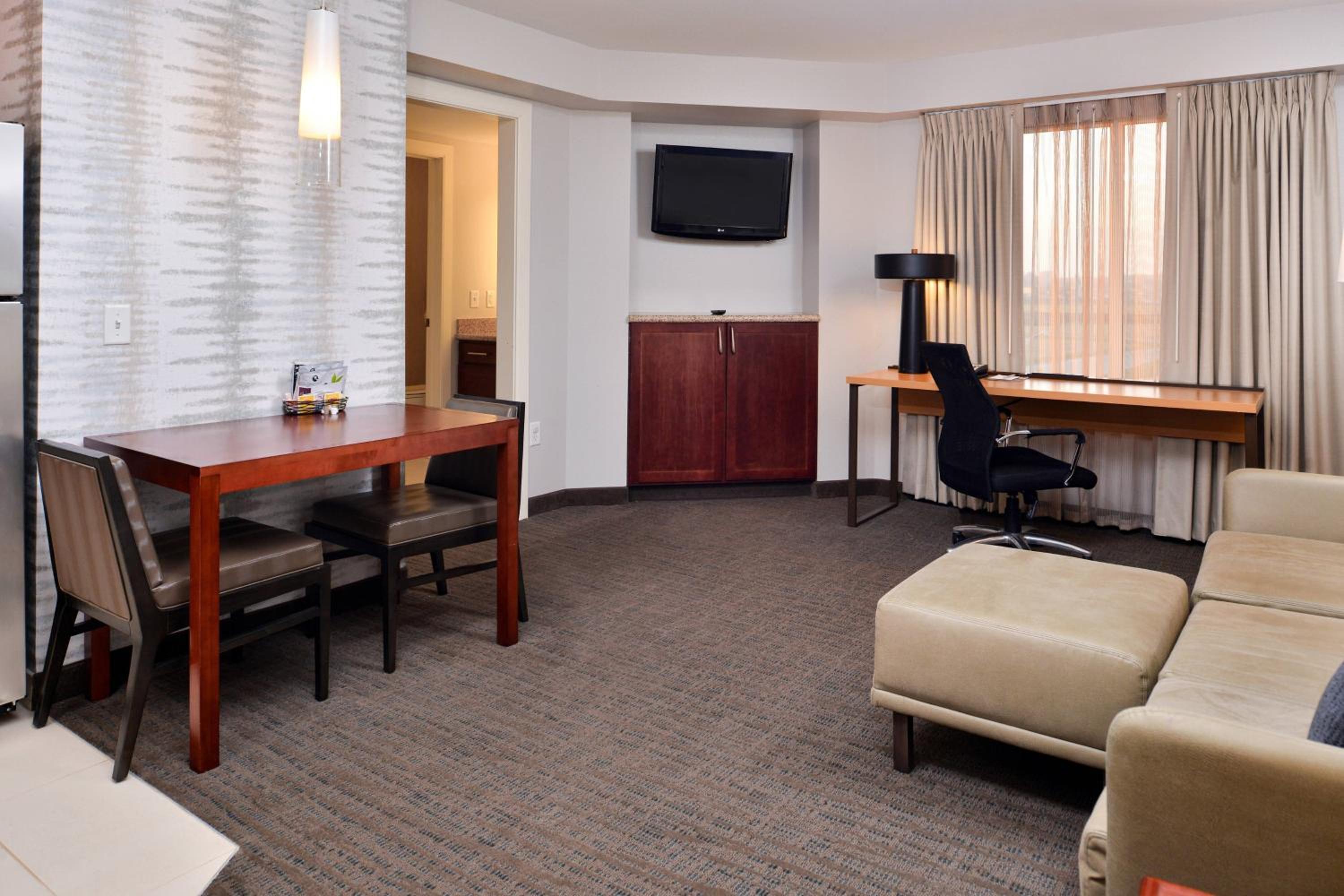 1 Bedroom Suite, 1 King - Photo 1