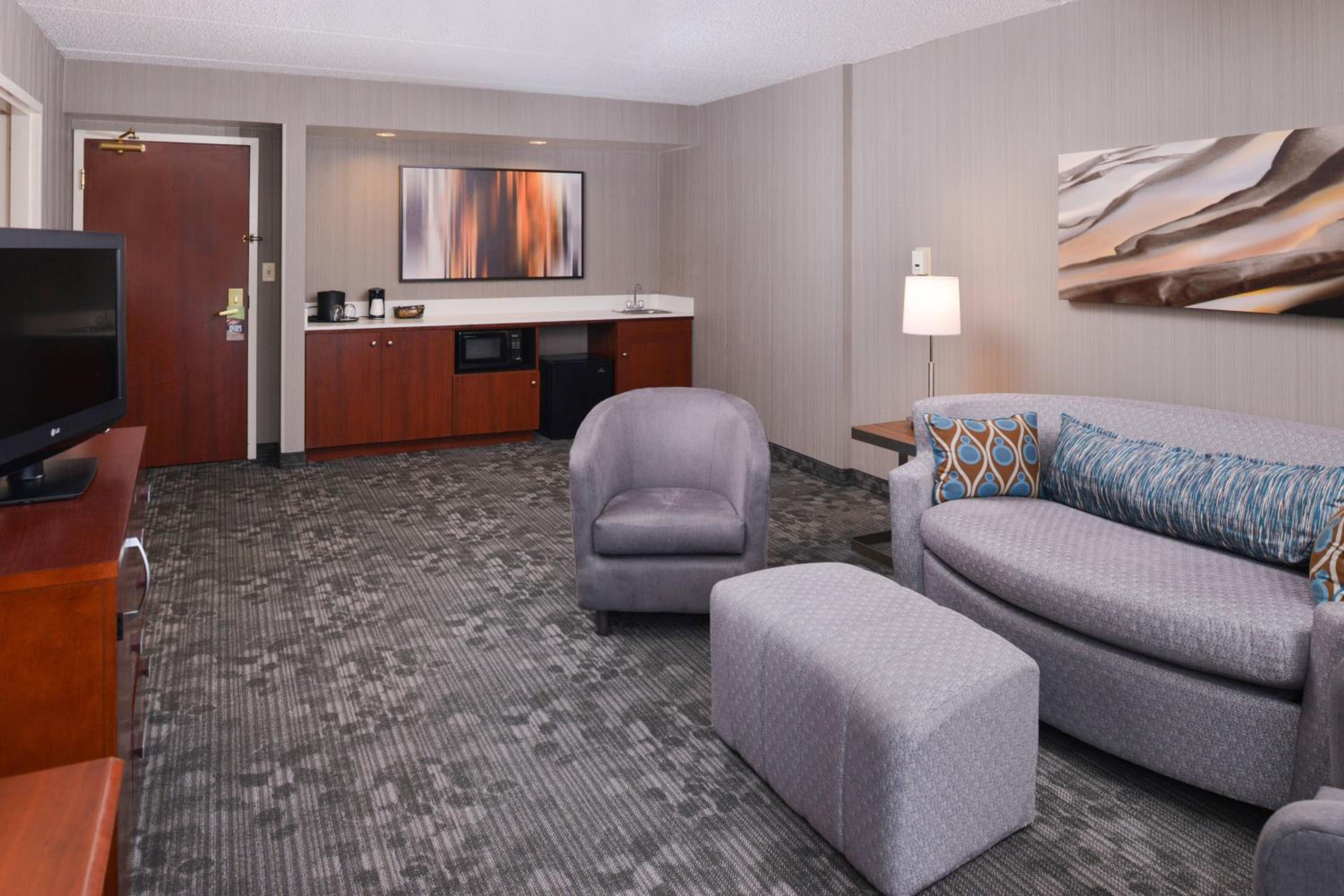 1 Bedroom Suite, 1 King, Sofa bed, Whirlpool - Photo 2