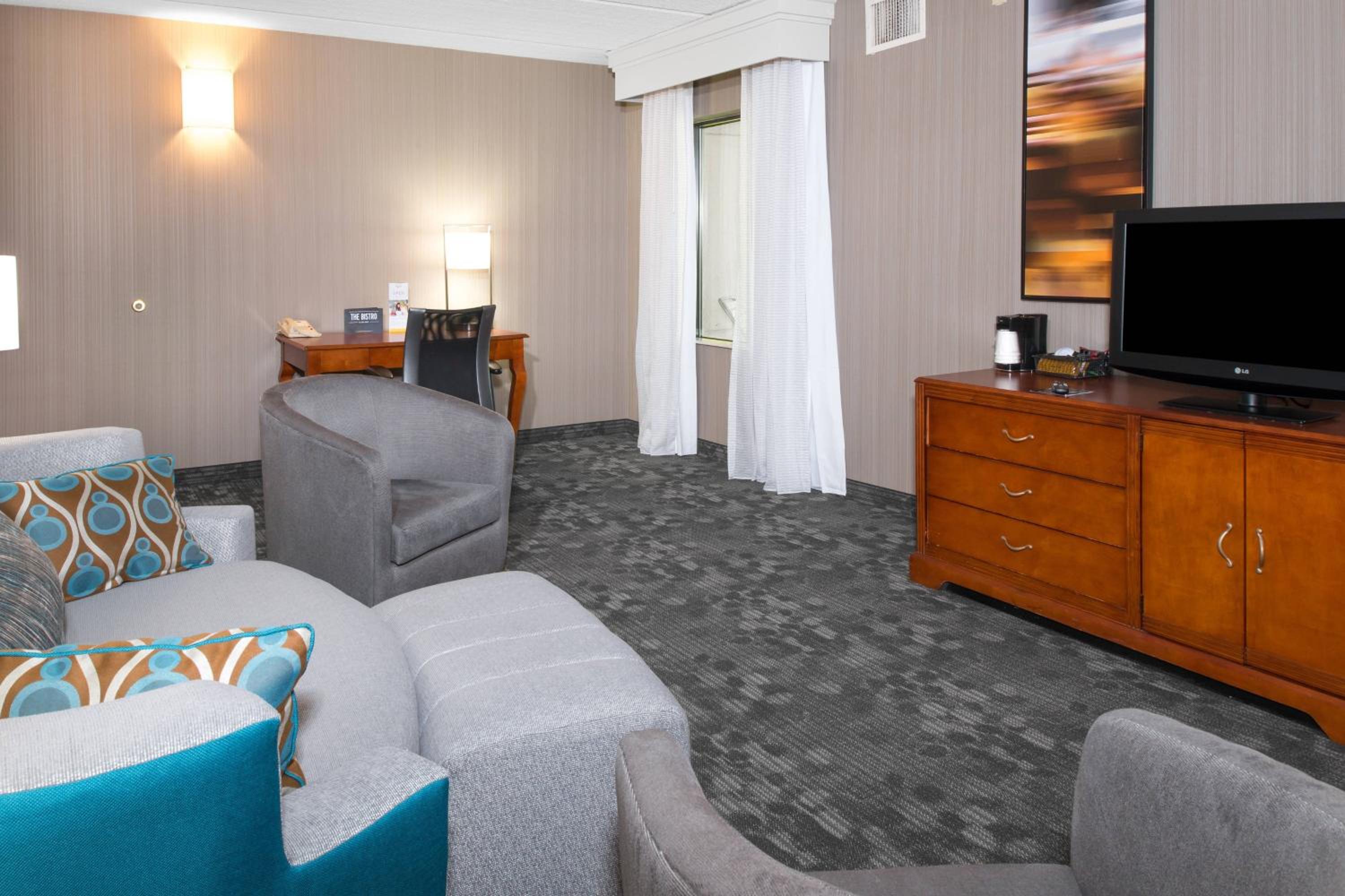 1 Bedroom Suite, 1 King, Sofa bed - Photo 2