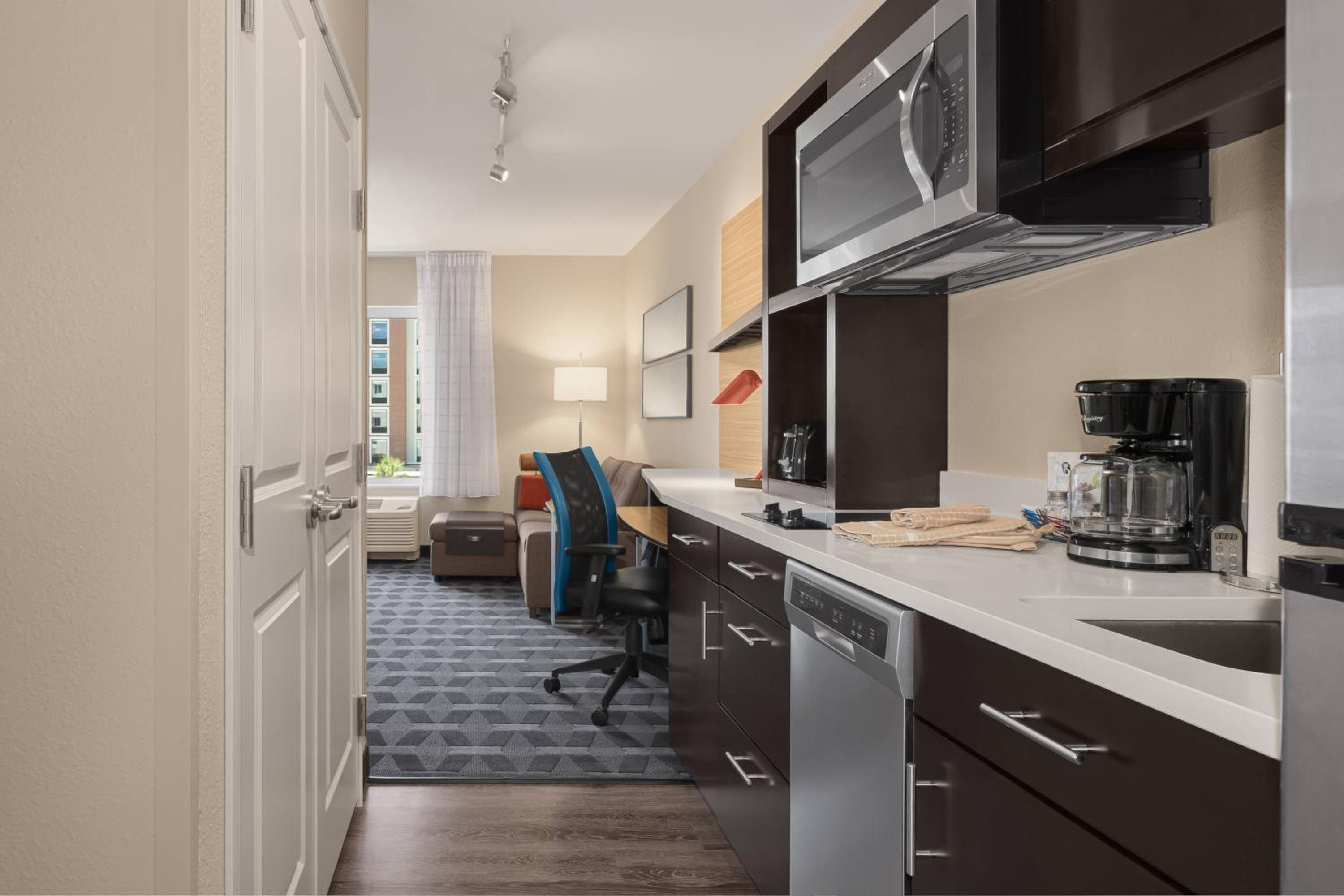 1 Bedroom Suite, 1 King, Sofa bed photo 3