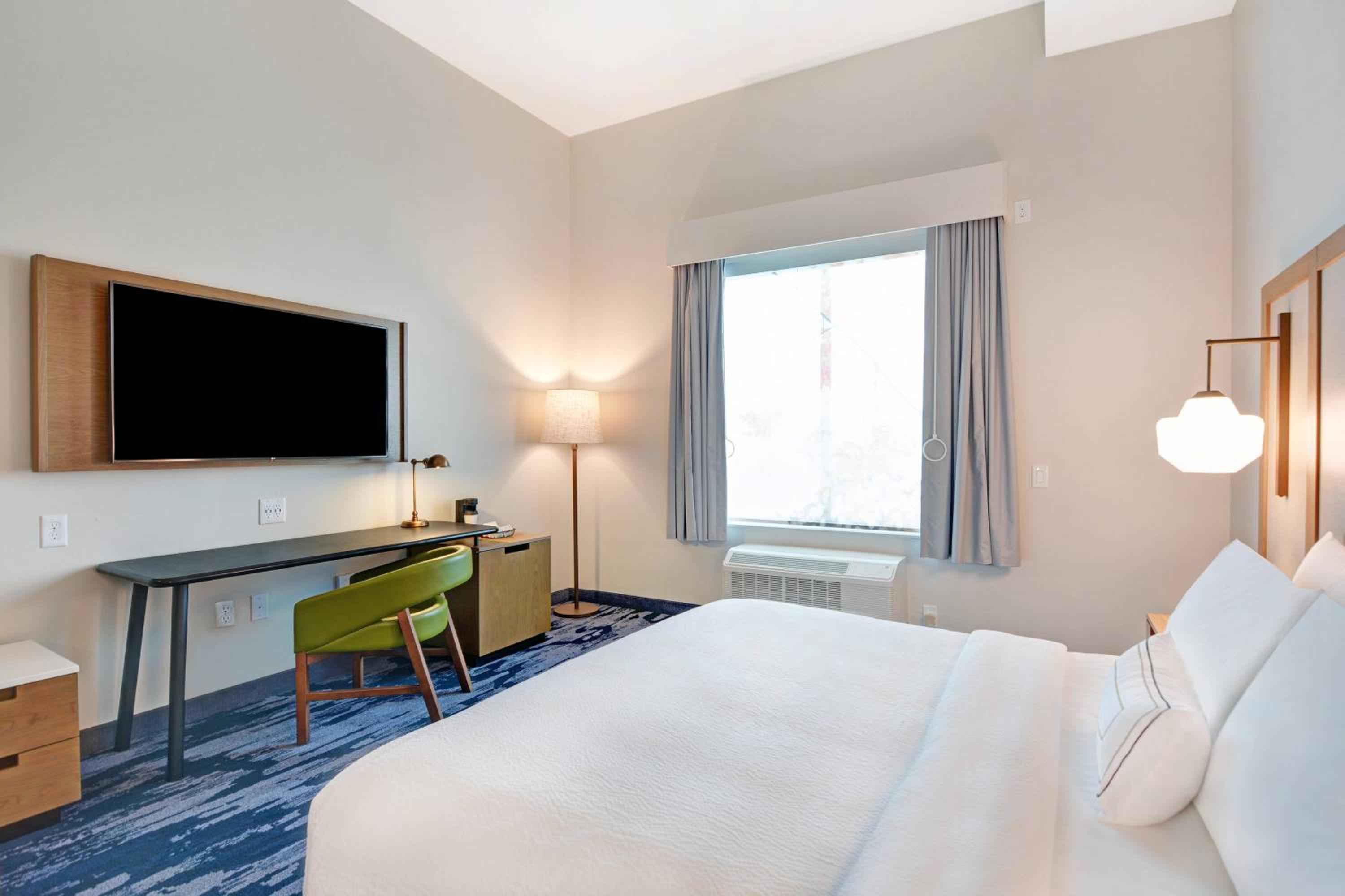 Guest Room, 1 King - Photo 1