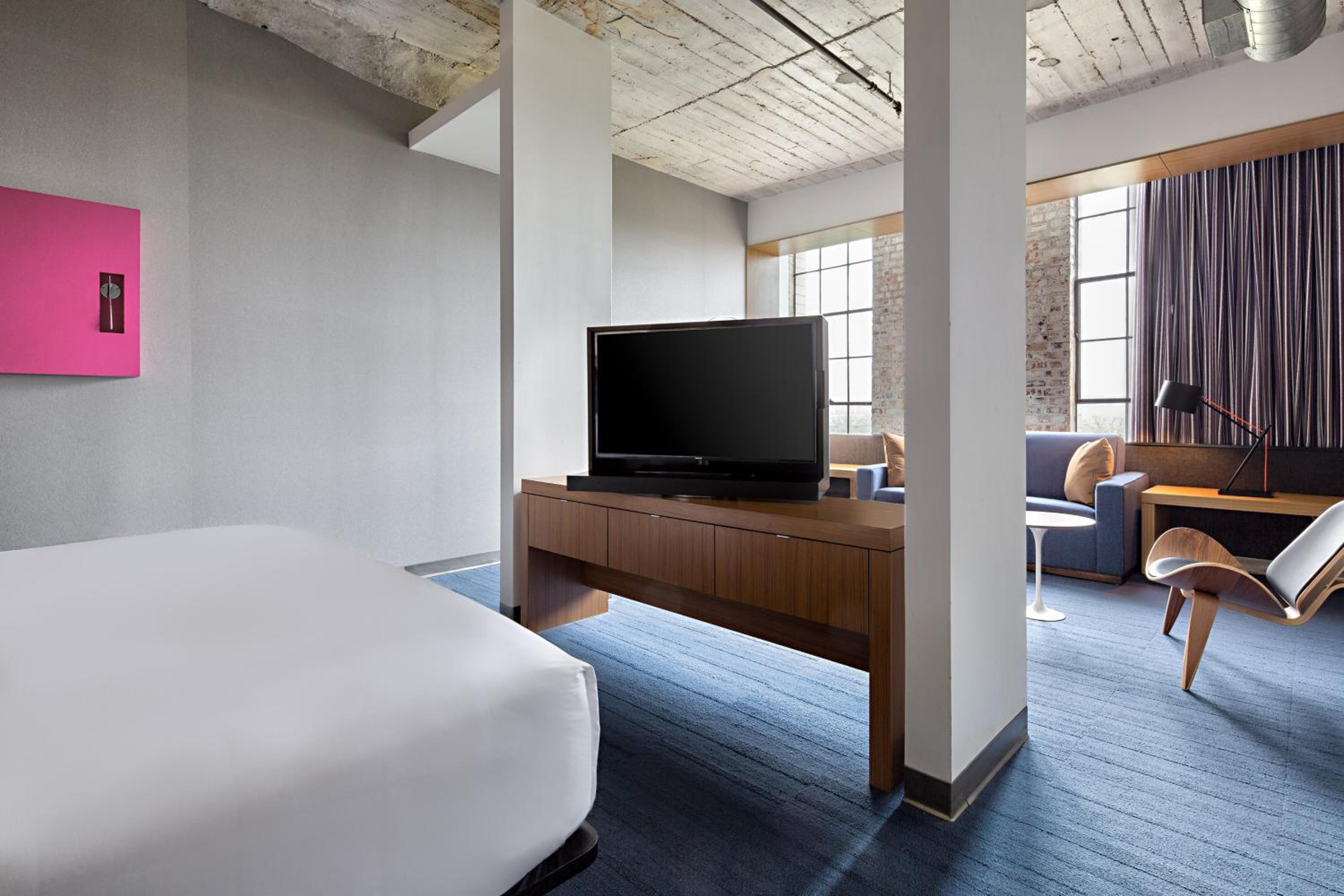 Savvy, Suite, 1 King, Sofa bed - Photo 6